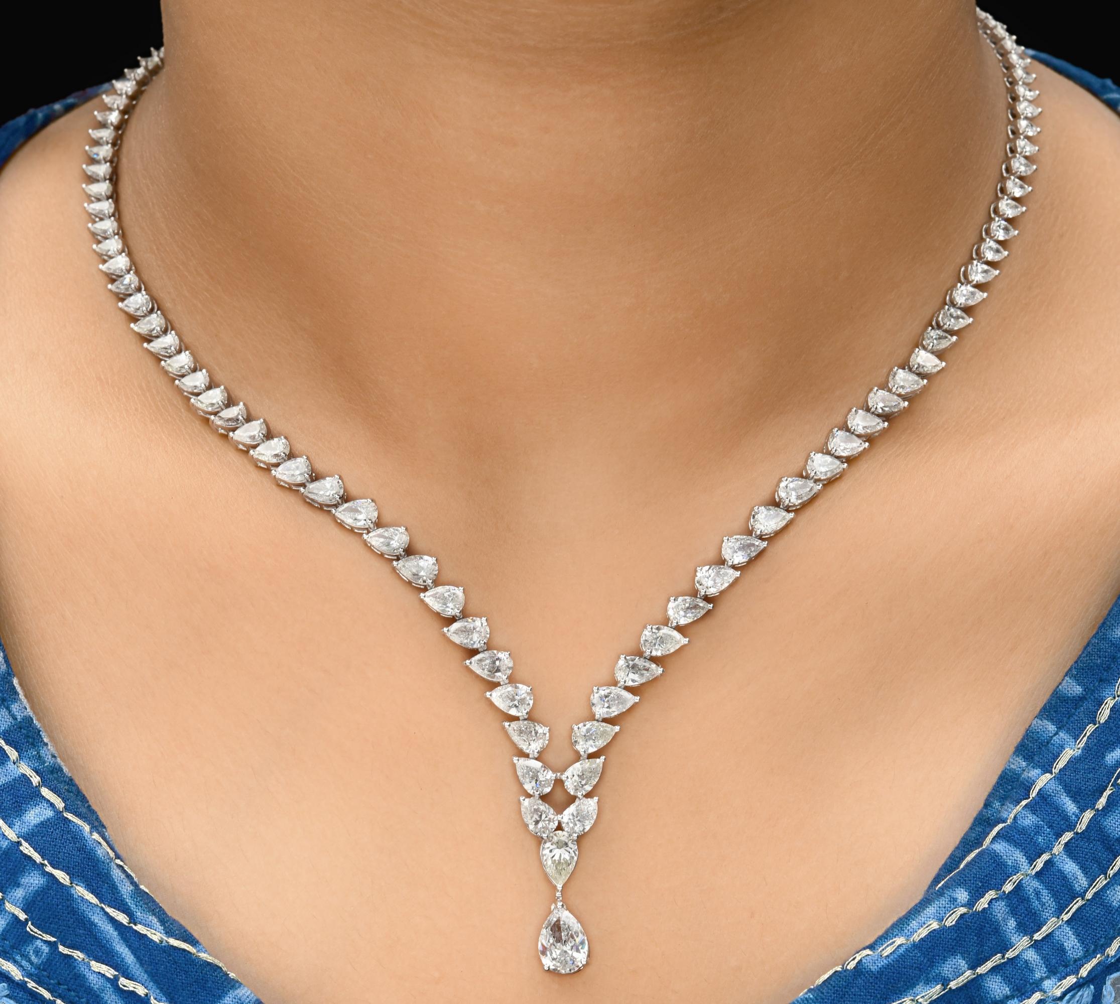 Declaración 14.40Ct pera gota de diamantes collar de boda para las mujeres de 14 quilates de oro blanco. 
Esta exquisita pieza presenta una impresionante disposición de piedras en forma de pera, que capturan el brillo y el fuego de los diamantes