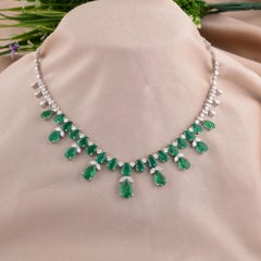 Spectrum – Auffällige Halskette mit Smaragd (20,38 ct) und Diamanten (6,55 ct) in Fransenoptik