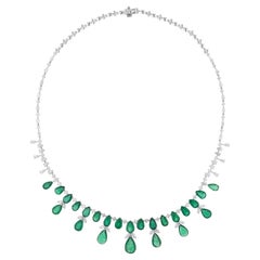 Collana dichiarata in oro bianco 14k con smeraldo a forma di pera e diamante penzolante da 26,93 carati Collana dichiarata in oro bianco 14k con smeraldo a forma di pera e diamante penzolante da 26,93 carati