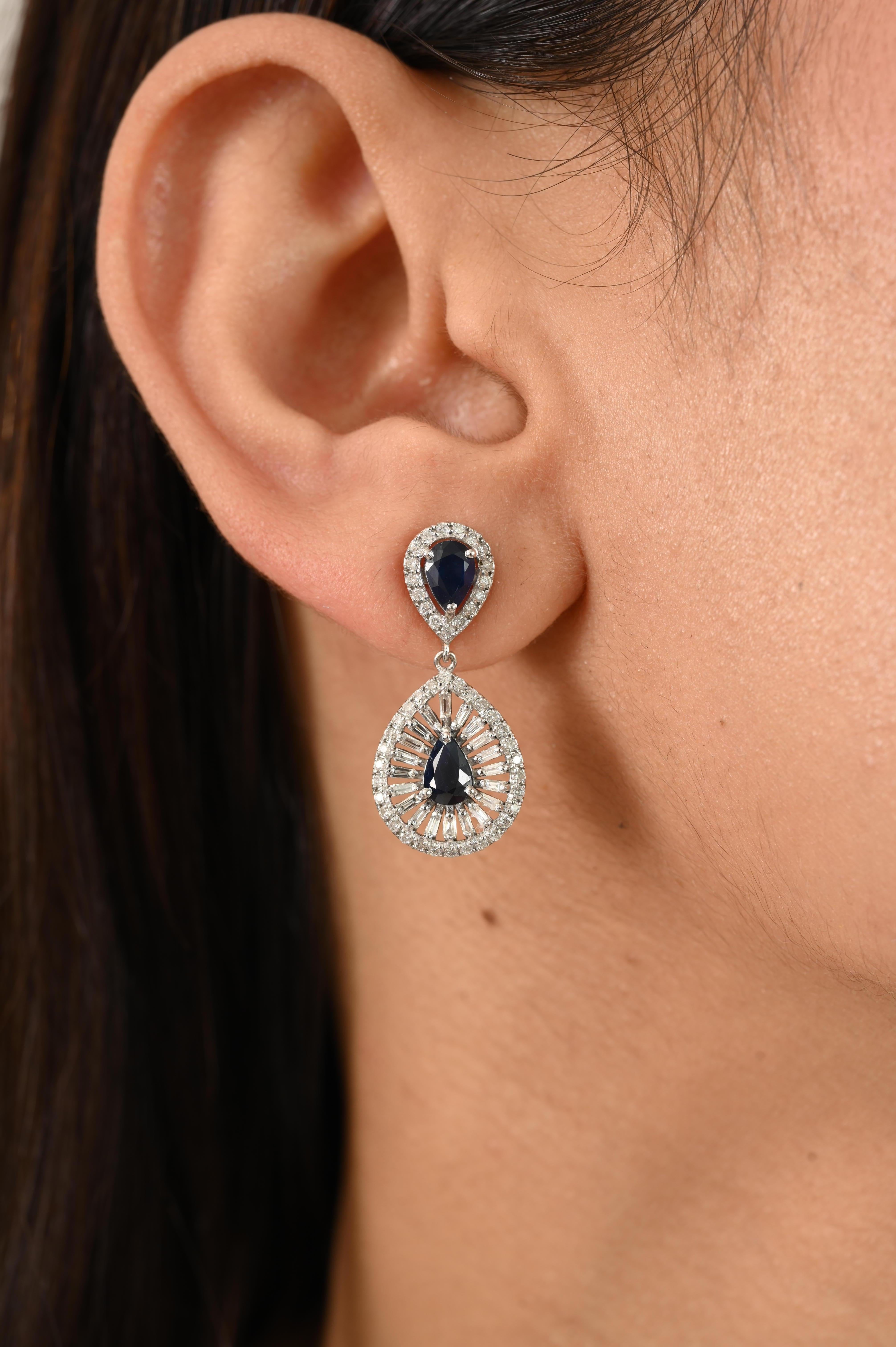 Taille poire Boucles d'oreilles pendantes en or blanc 14k avec saphir bleu taillé en poire et halo de diamants en vente