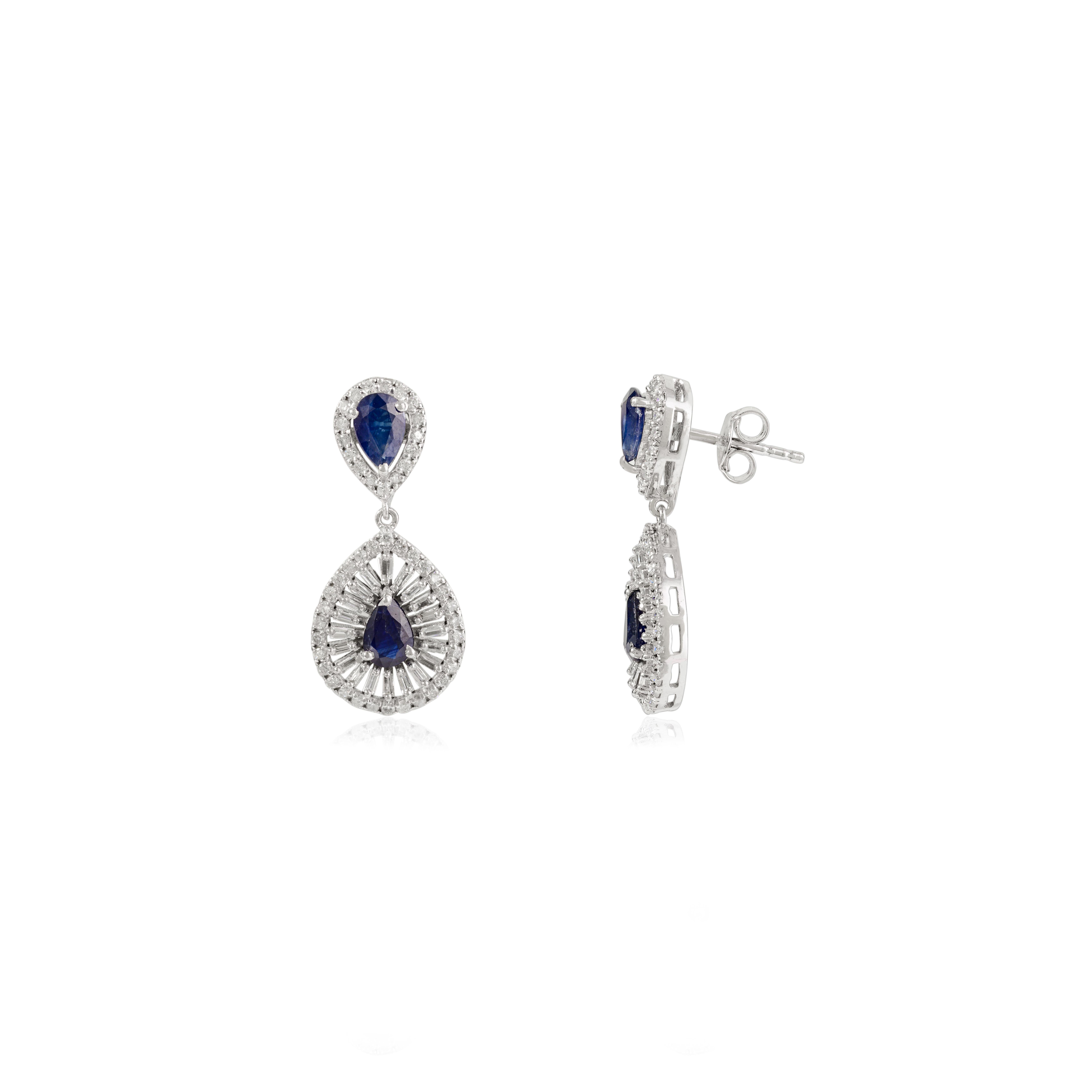 Boucles d'oreilles pendantes en or blanc 14k avec saphir bleu taillé en poire et halo de diamants Neuf - En vente à New York, NY