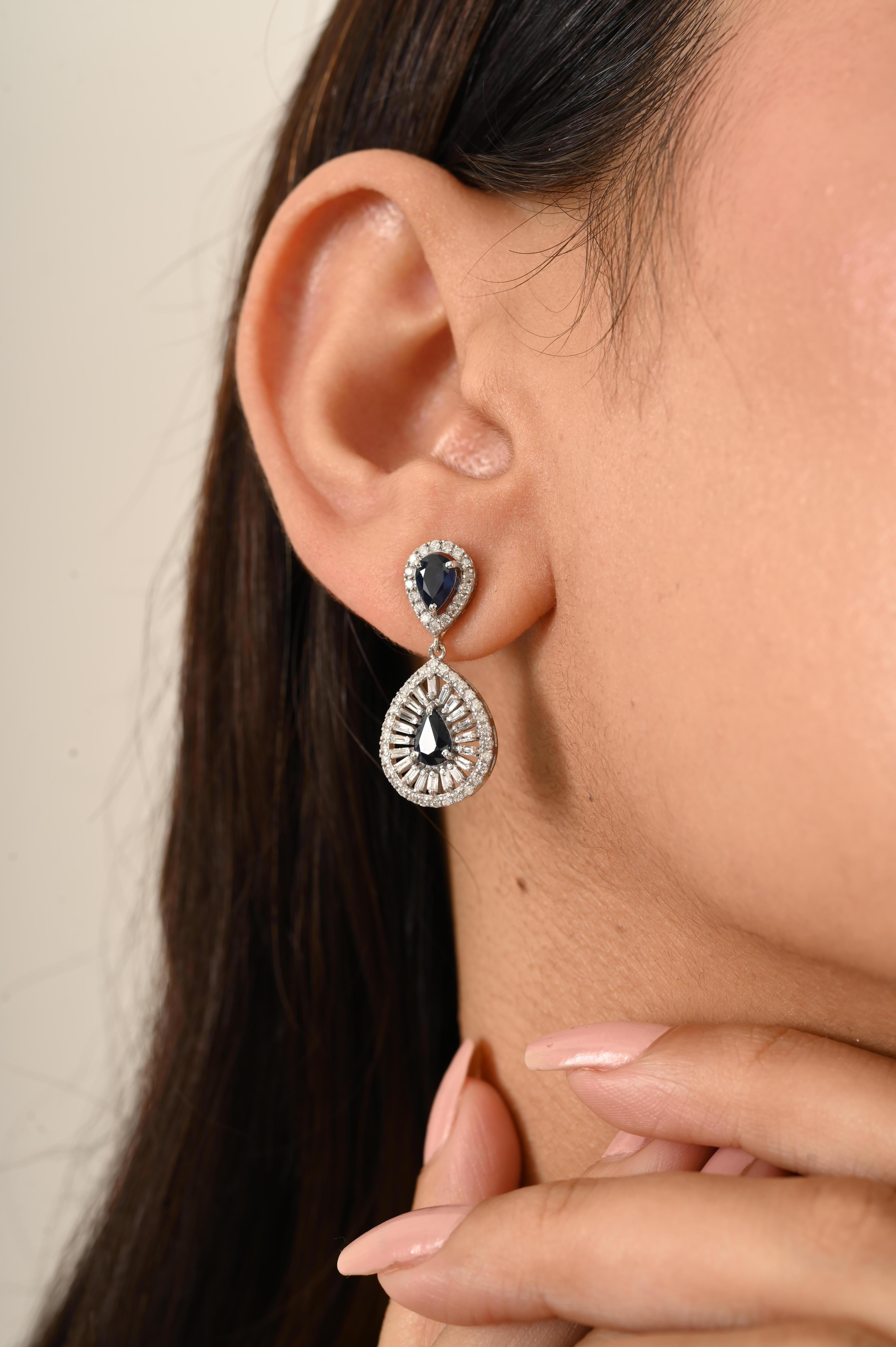 Boucles d'oreilles pendantes en or blanc 14k avec saphir bleu taillé en poire et halo de diamants Pour femmes en vente
