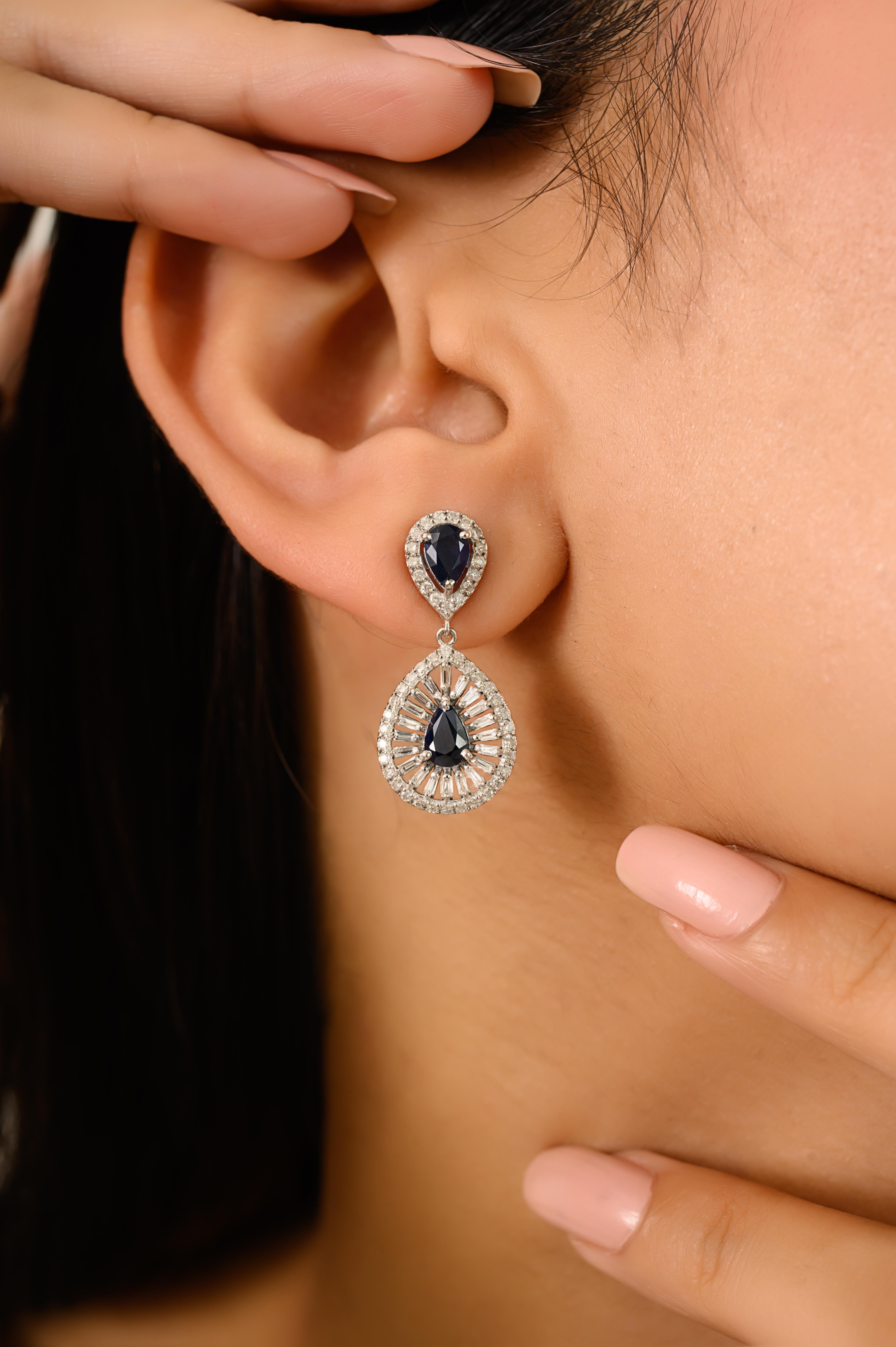 Boucles d'oreilles pendantes en or blanc 14k avec saphir bleu taillé en poire et halo de diamants Pour femmes en vente