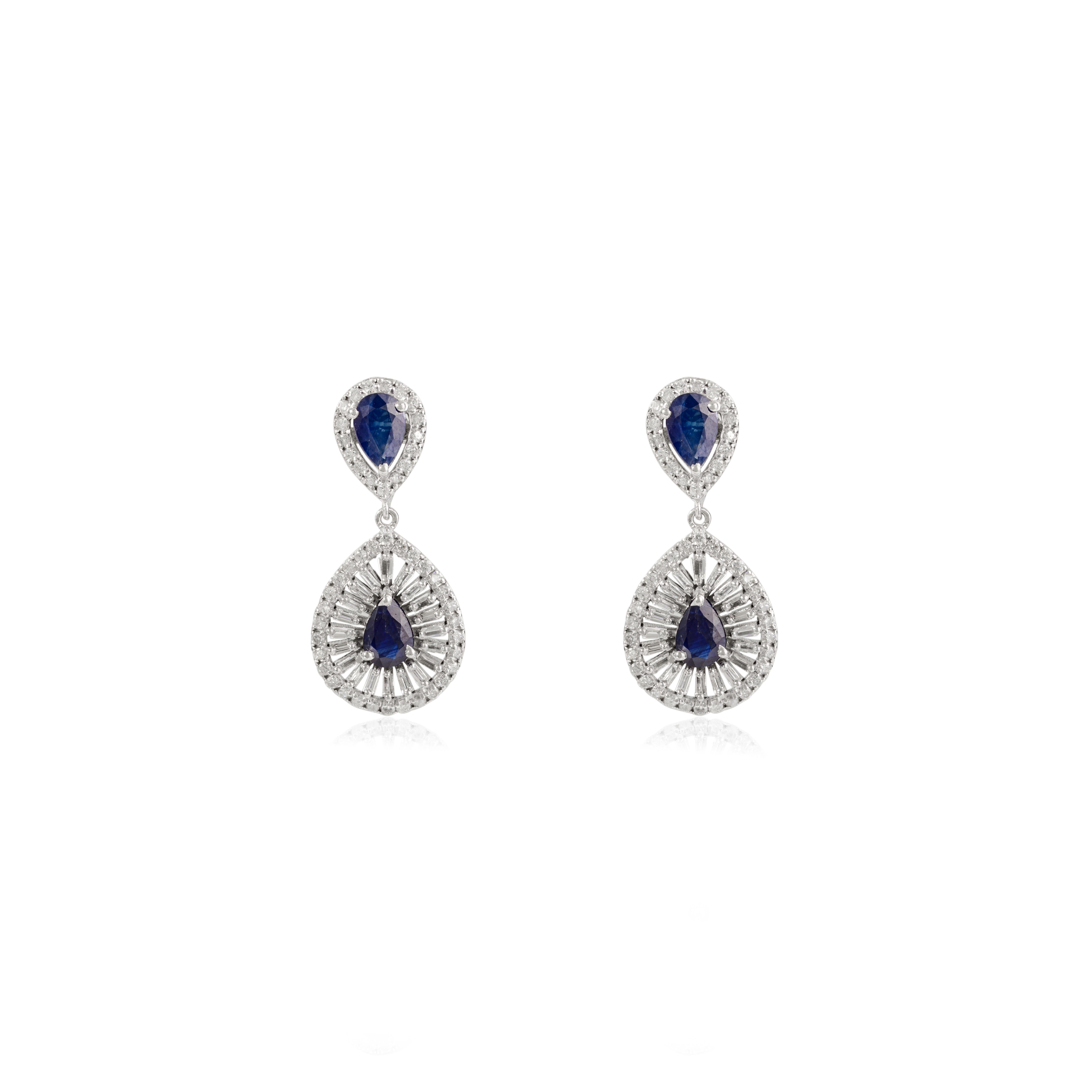 Boucles d'oreilles pendantes en or blanc 14k avec saphir bleu taillé en poire et halo de diamants en vente 1