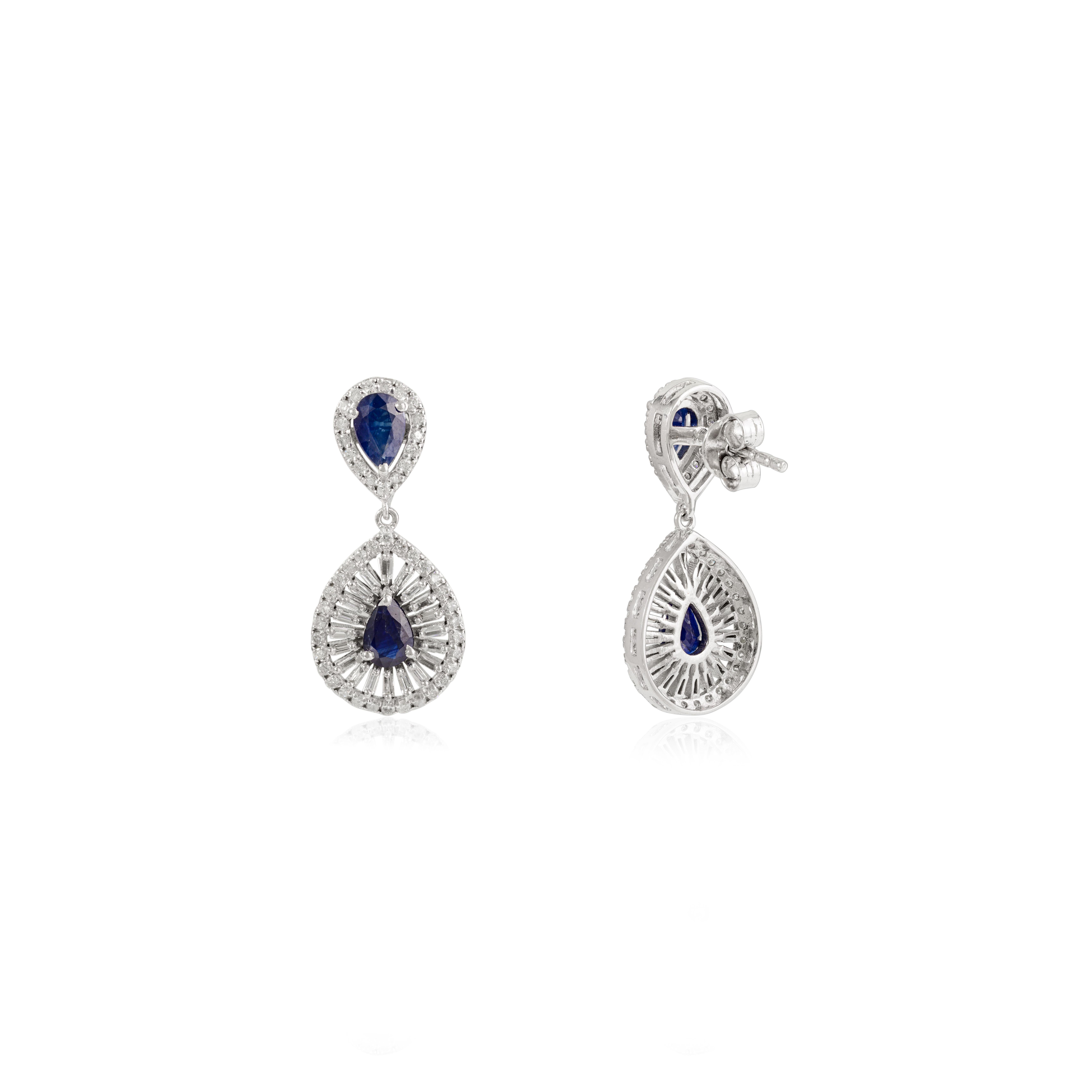 Boucles d'oreilles pendantes en or blanc 14k avec saphir bleu taillé en poire et halo de diamants en vente 3