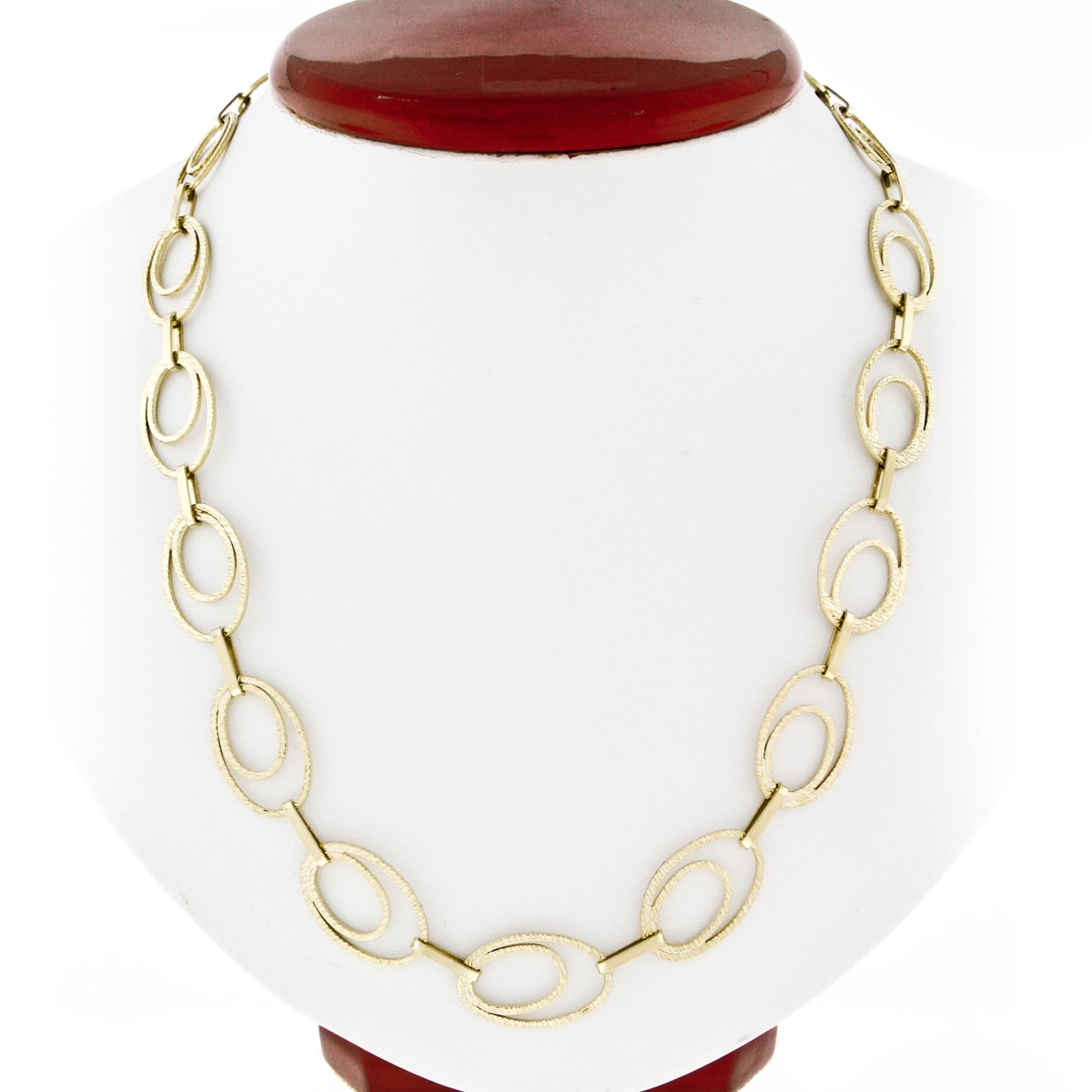 Le collier en or jaune 14 carats de M. K. K. est composé de deux maillons ovales ouverts qui s'emboîtent élégamment, révélant une texture absolument incroyable sur toute la longueur. La chaîne affiche une belle allure longue, mesurant 28 pouces au