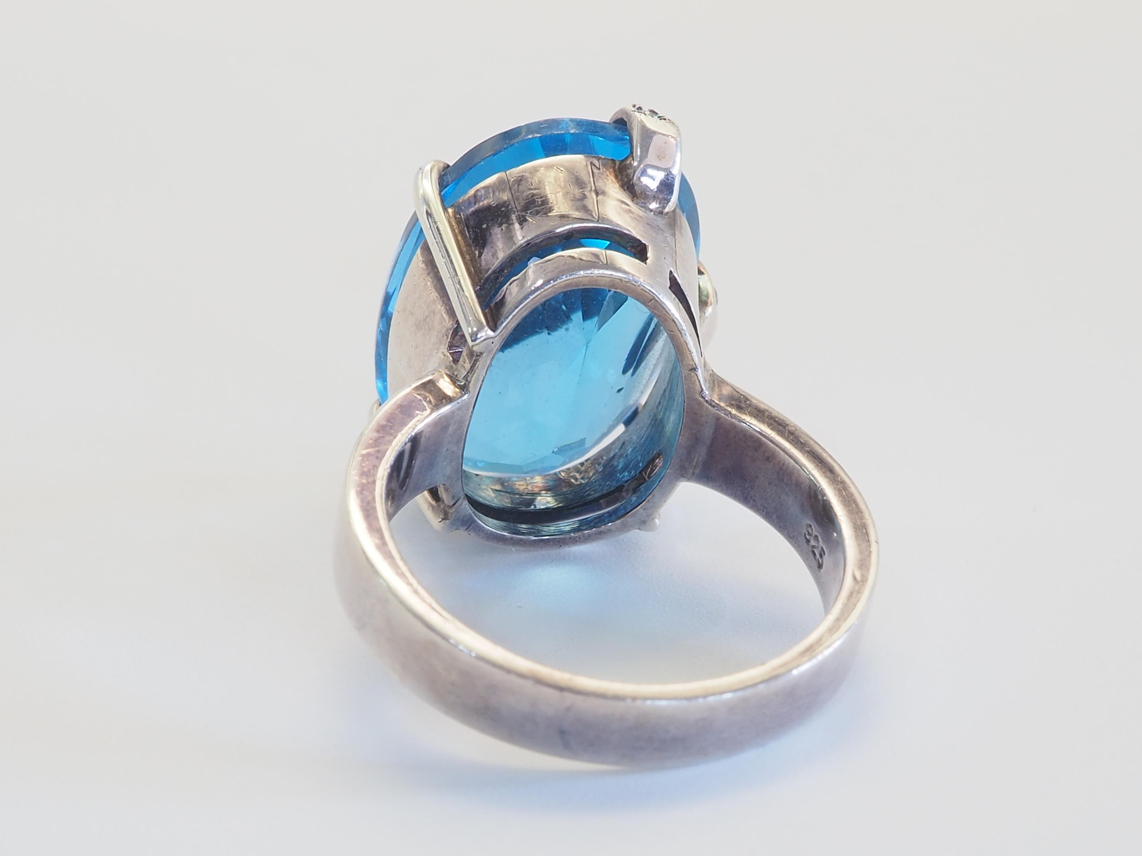 Taglio ovale Anello dichiarato in argento massiccio di 17,09ct Topazio Blu Ovale e Quarzo Bianco in vendita