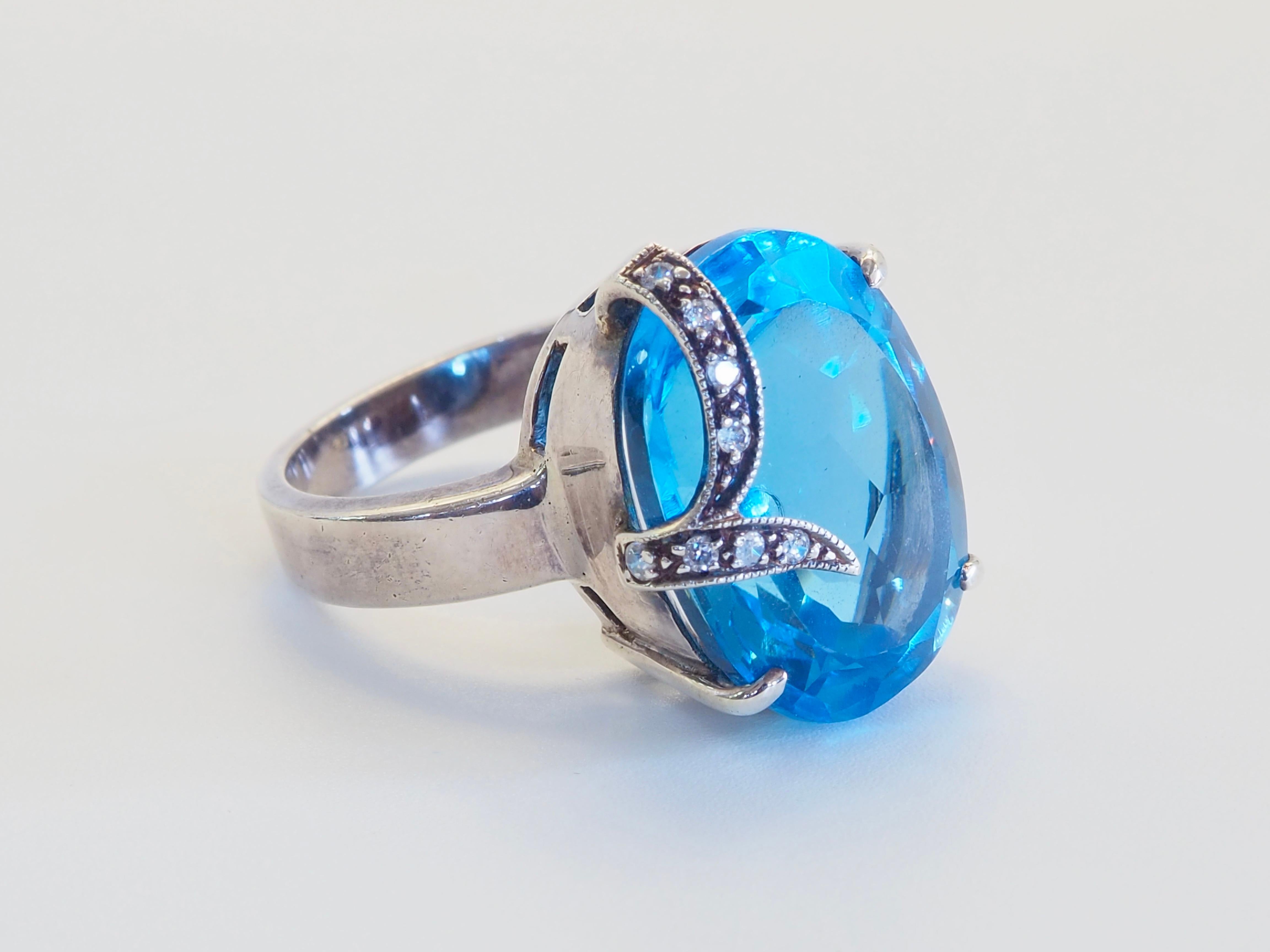 Anello dichiarato in argento massiccio di 17,09ct Topazio Blu Ovale e Quarzo Bianco In condizioni ottime in vendita a เกาะสมุย, TH
