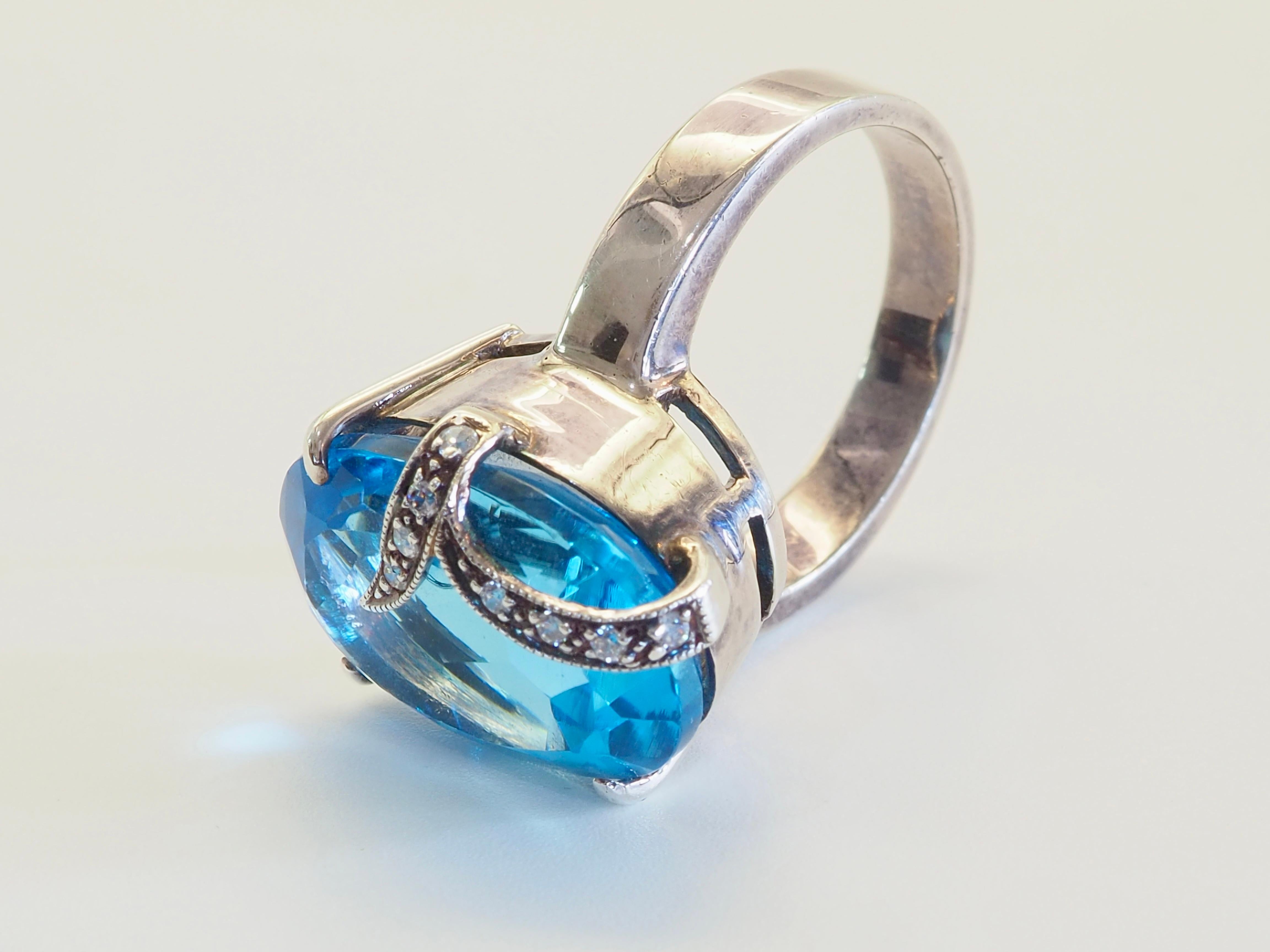 da uomo o donna Anello dichiarato in argento massiccio di 17,09ct Topazio Blu Ovale e Quarzo Bianco in vendita