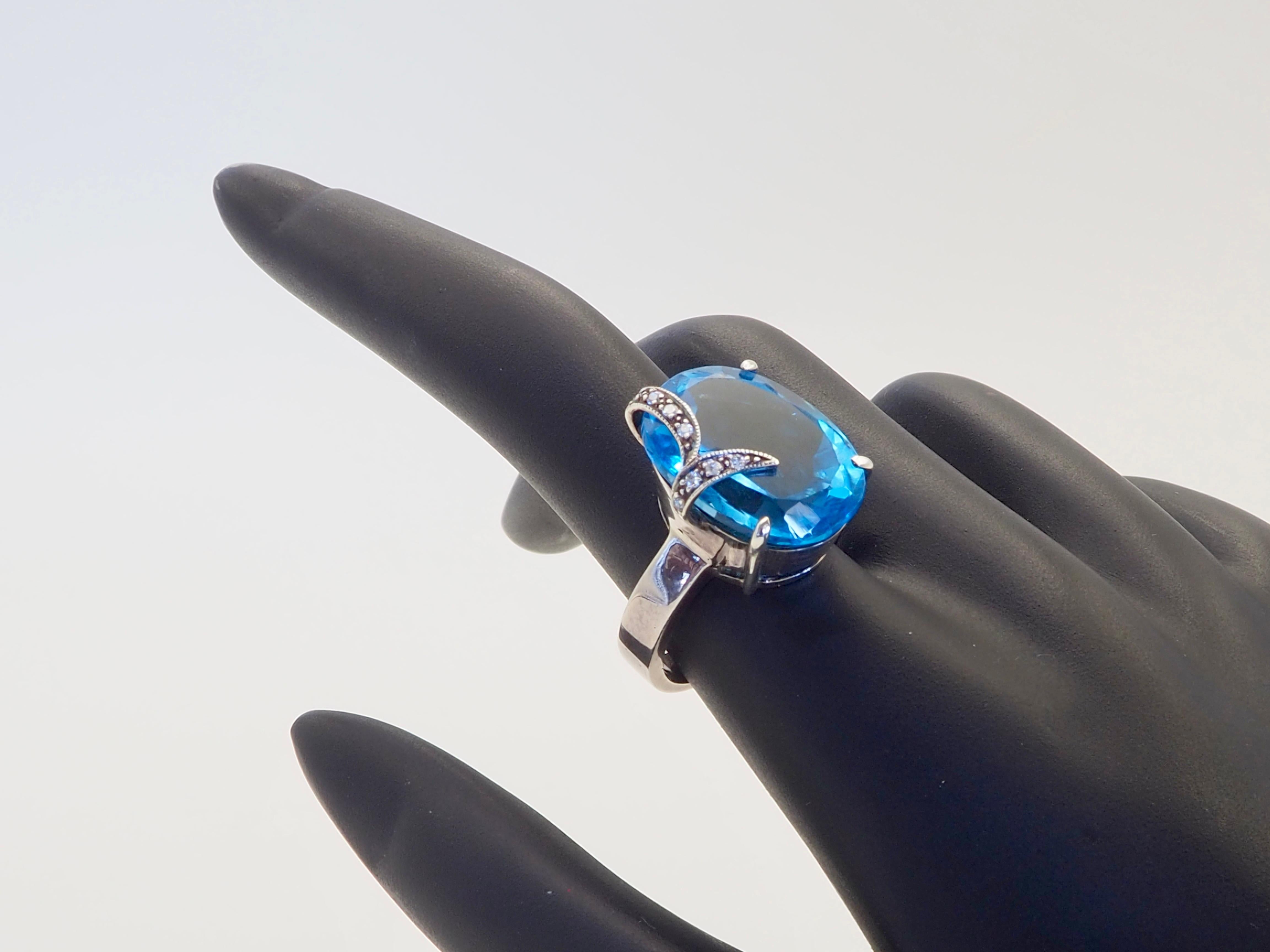 Anello dichiarato in argento massiccio di 17,09ct Topazio Blu Ovale e Quarzo Bianco in vendita 1