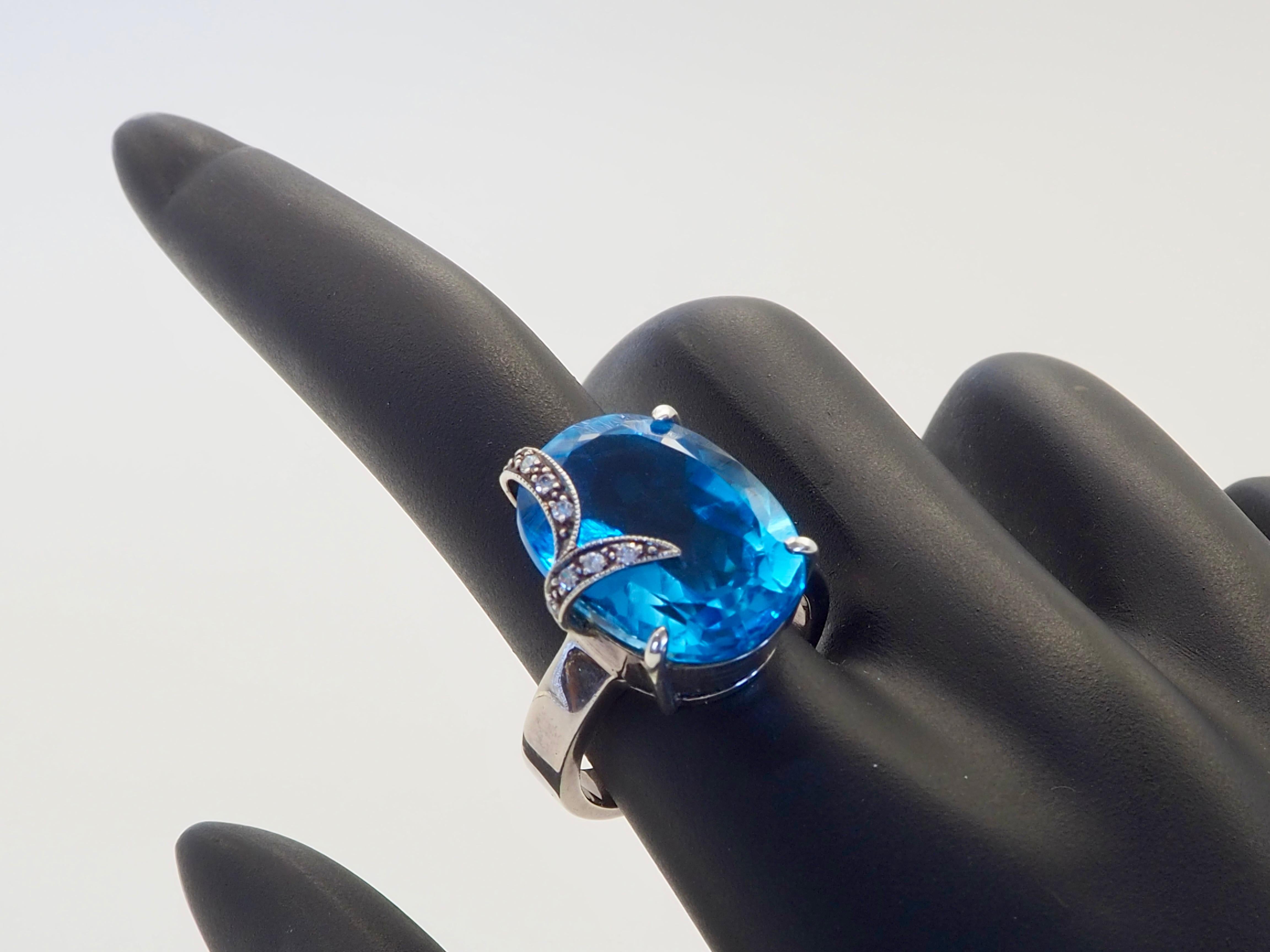 Anello dichiarato in argento massiccio di 17,09ct Topazio Blu Ovale e Quarzo Bianco in vendita 2