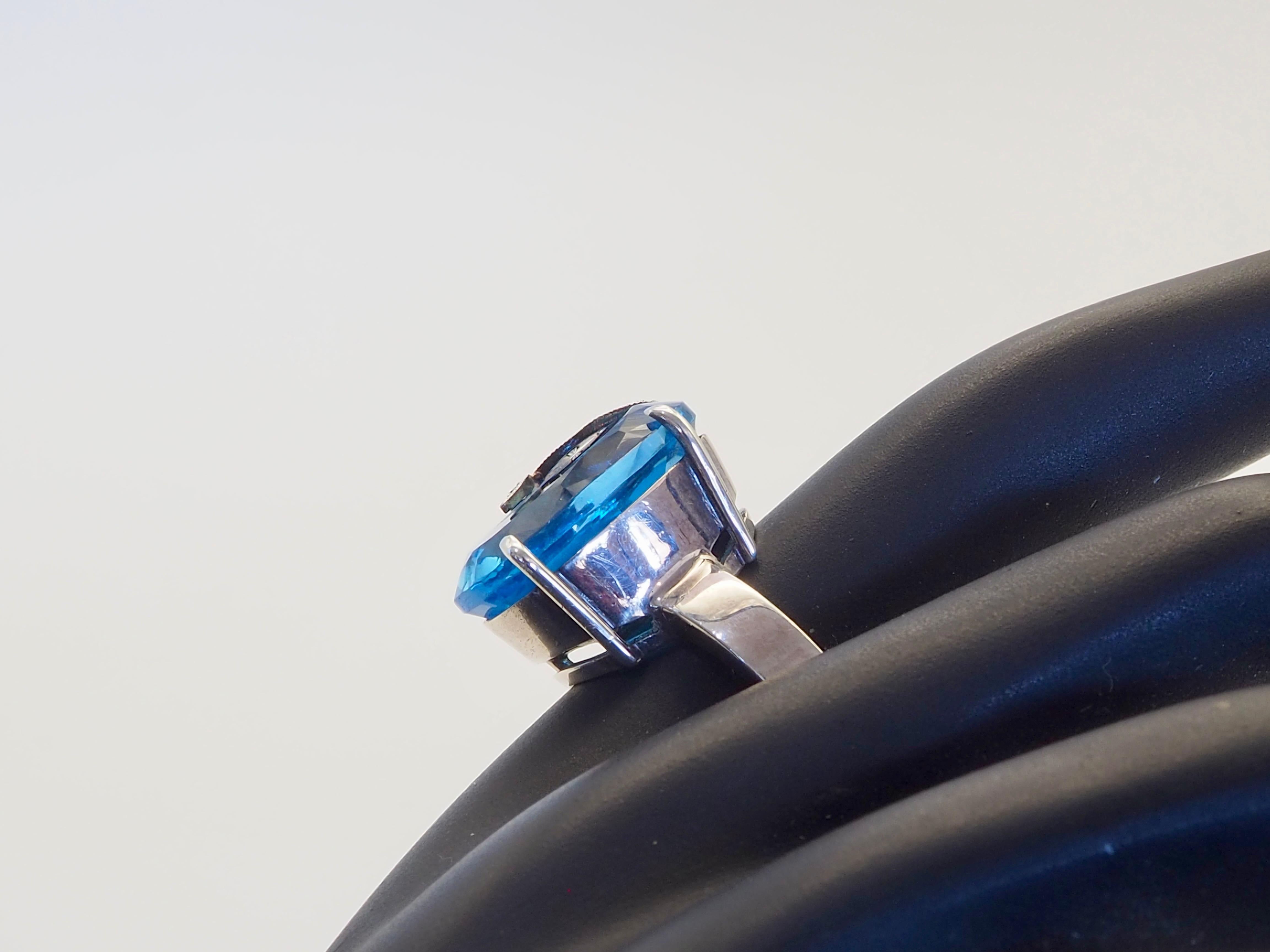 Anello dichiarato in argento massiccio di 17,09ct Topazio Blu Ovale e Quarzo Bianco in vendita 3