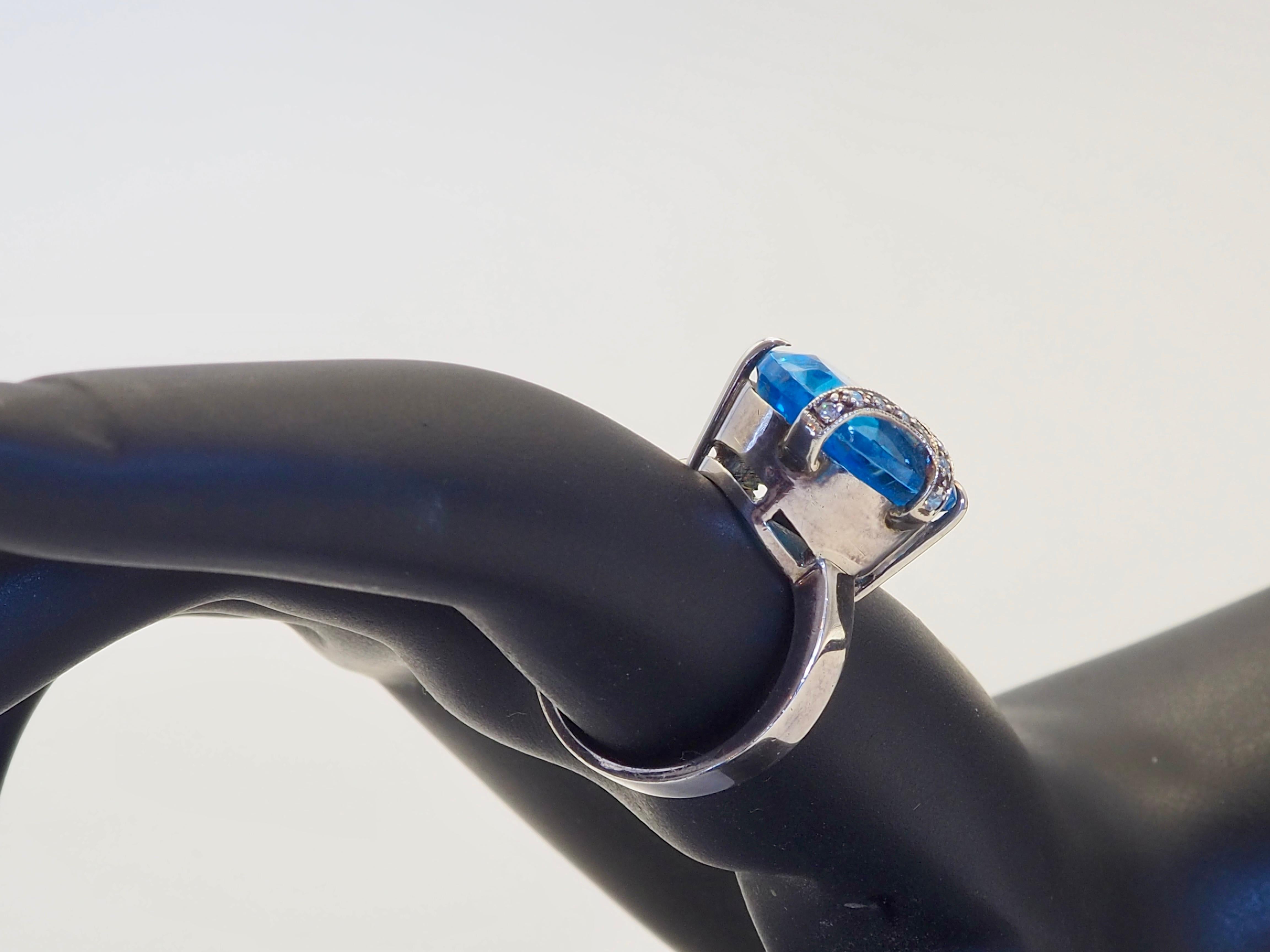 Anello dichiarato in argento massiccio di 17,09ct Topazio Blu Ovale e Quarzo Bianco in vendita 4