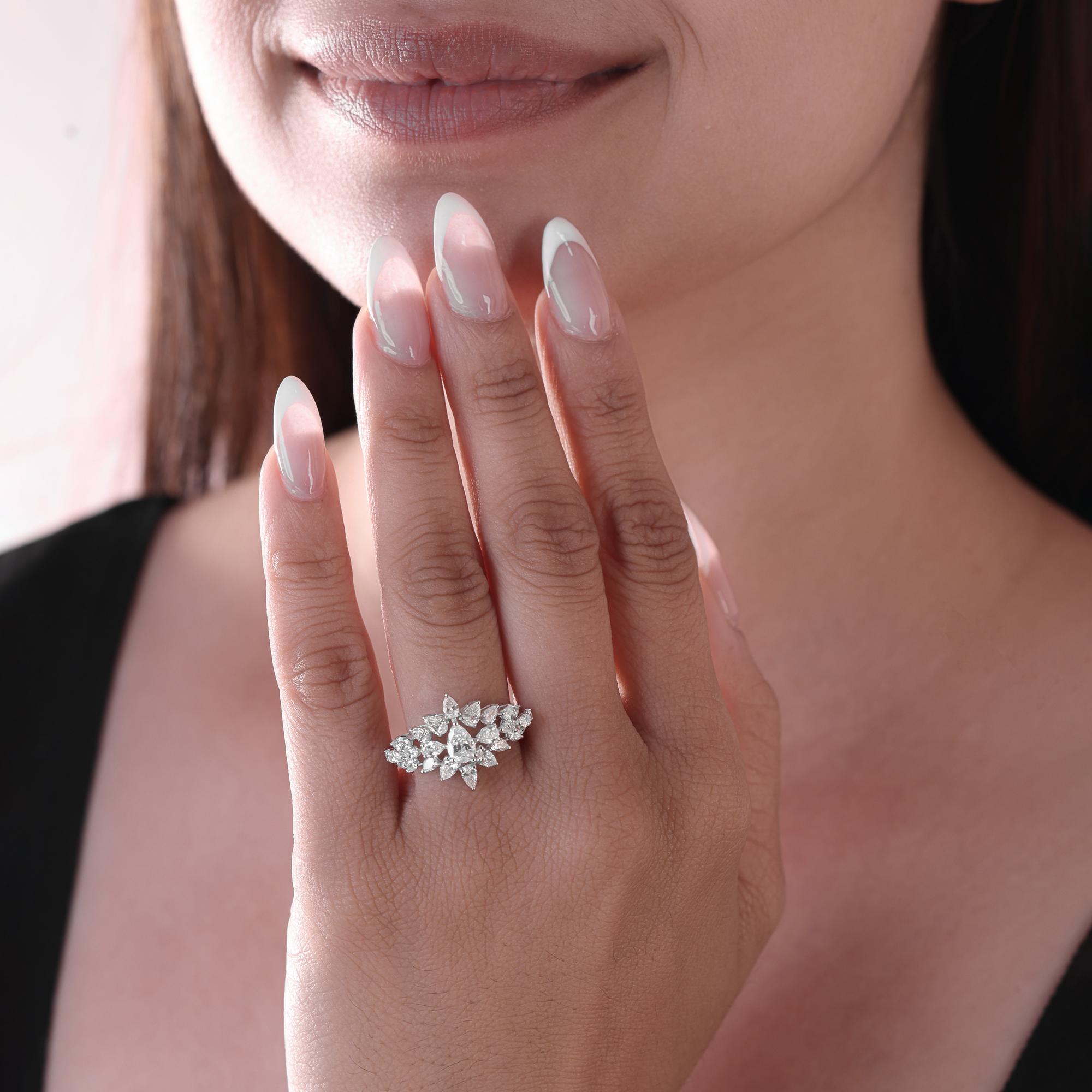 Anello da cocktail con diamante naturale taglio pera da 1,76 carati, gioielli in oro bianco 14K
Al centro si trova un brillante diamante a forma di pera, circondato da un radioso gruppo di diamanti a pera disposti in un perfetto motivo floreale.
I