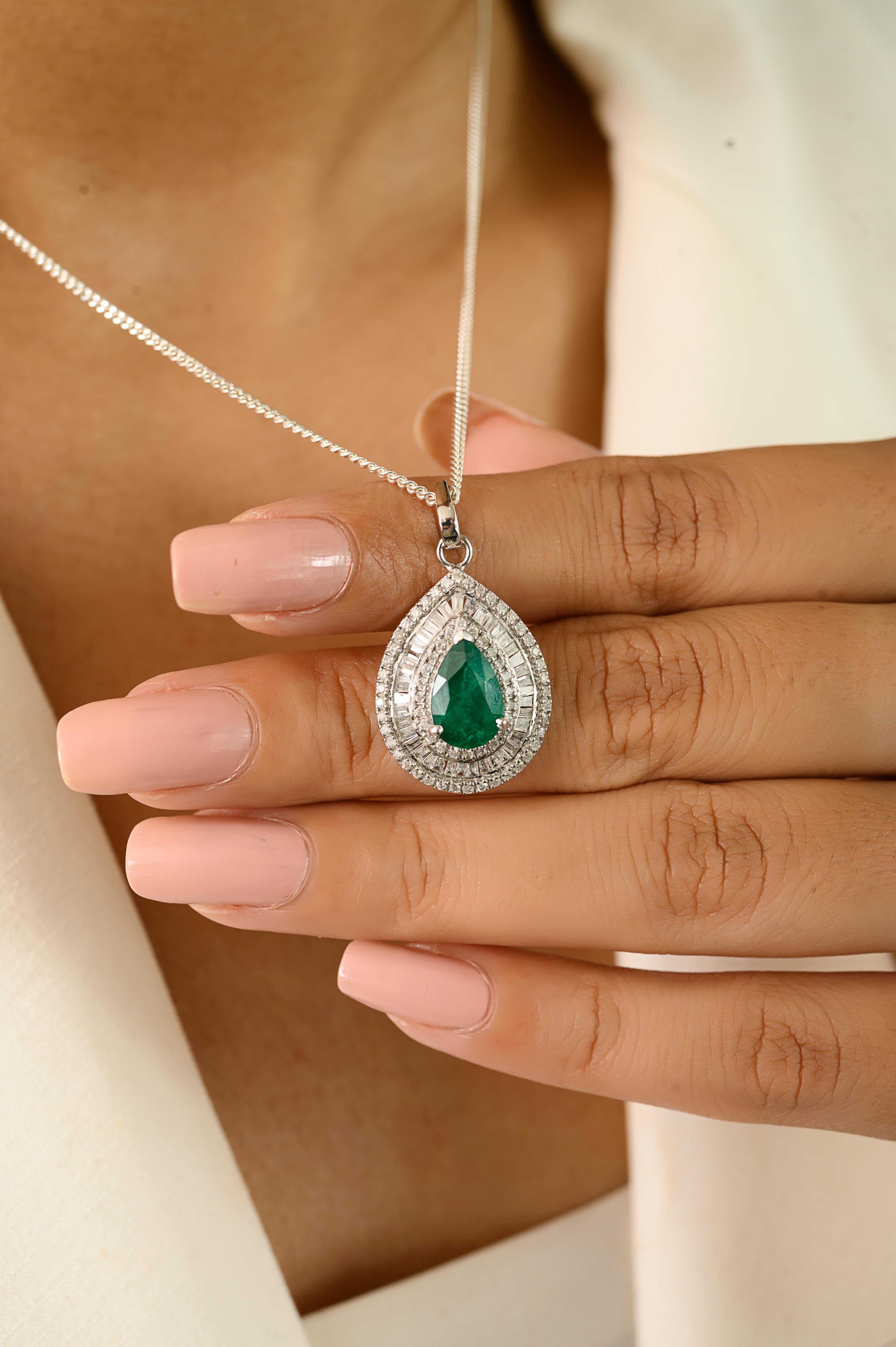 Taille poire Statement 1.78 CT Pear Shaped Emerald & Diamond Halo Drop Pendentif 14k White Gold en vente