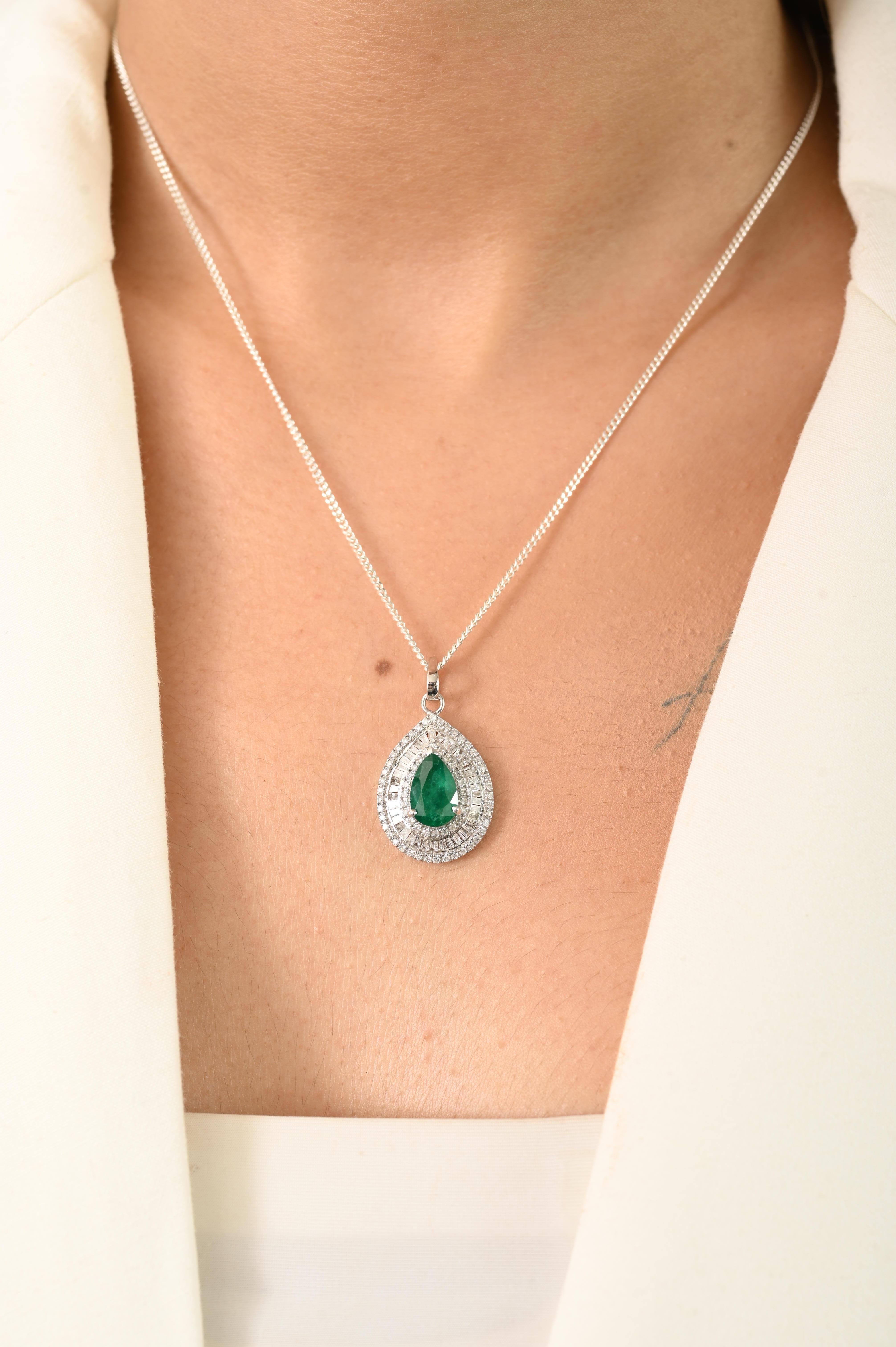 Eleganza con questo ciondolo a forma di pera con smeraldo e diamante, finemente realizzato in oro bianco 14 carati. La parte centrale presenta un vibrante smeraldo da 1,78 carati, circondato da un'aureola di diamanti brillanti da 0,76 carati. Il