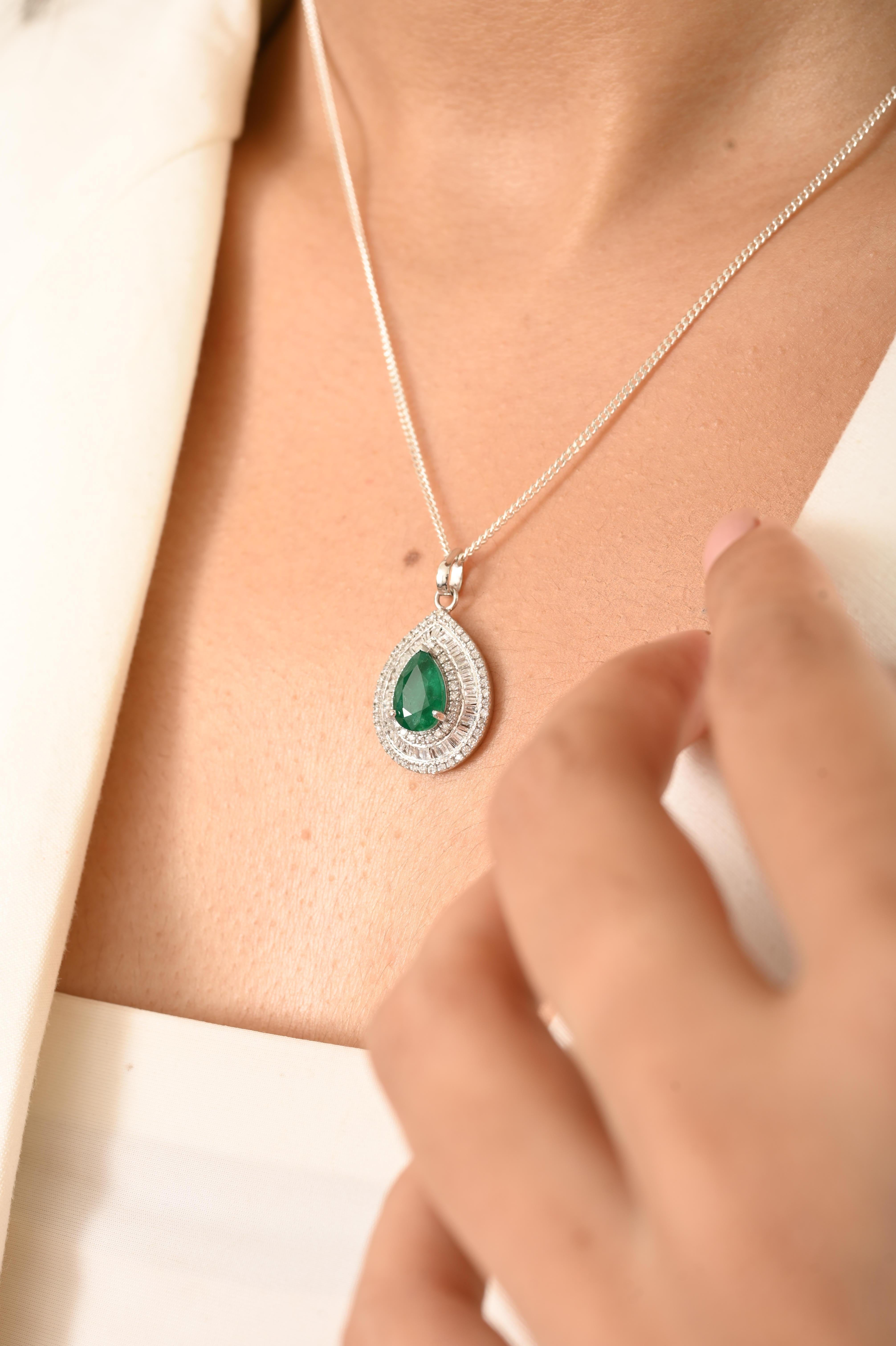 Donna Ciondolo a goccia con diamante e smeraldo a forma di pera da 1,78 carati in oro bianco 14 carati in vendita