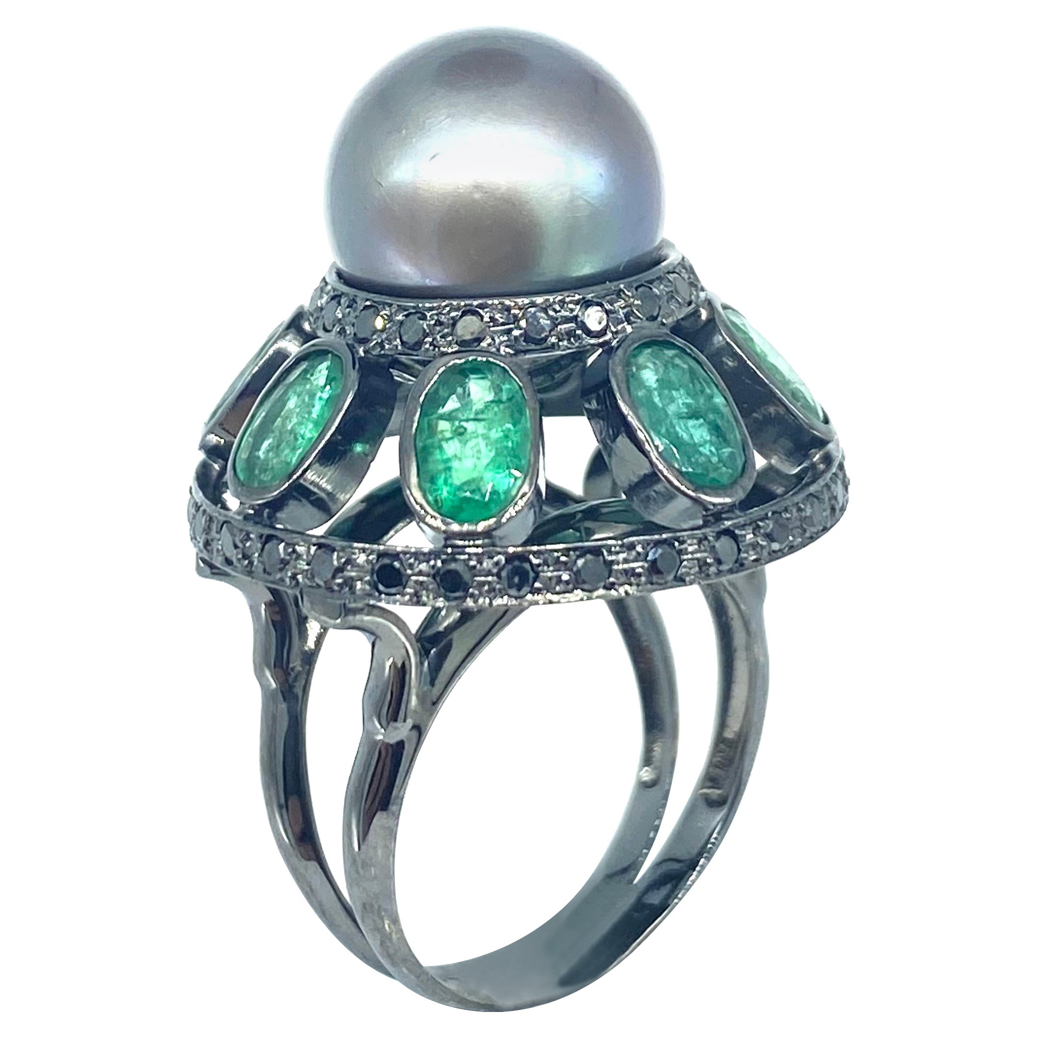Anello statement in oro nero 18k con perla di Tahiti, smeraldi e diamanti neri