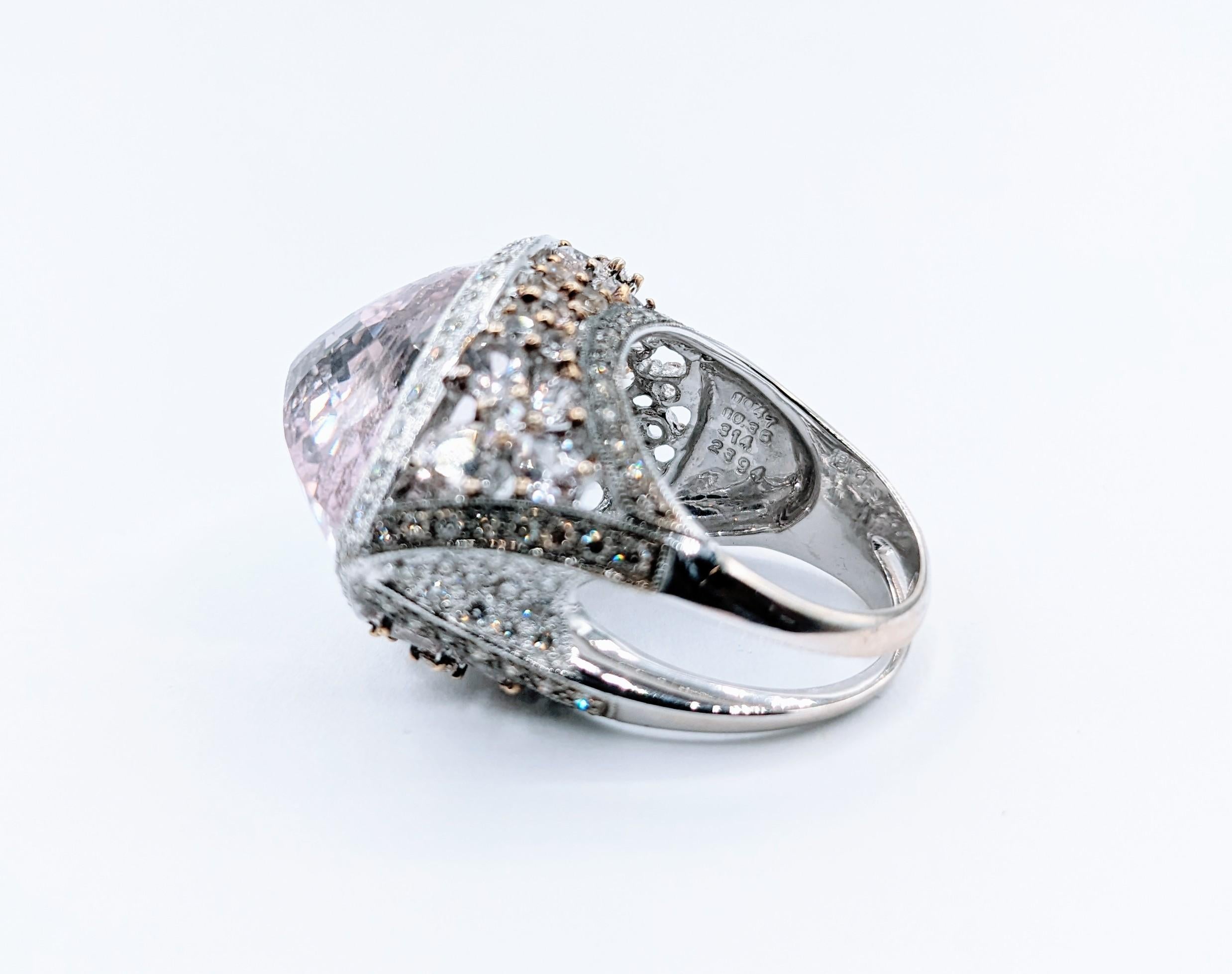 Statement 18k Fancy-Cut Kunzit & Diamant Cocktail Ring

In einem raffinierten Design aus 18 Karat Weißgold präsentiert dieser Ring stolz 0,75 ct runde champagnerfarbene und farblose Diamanten. Diese Diamanten strahlen mit einer Reinheit von I1 und