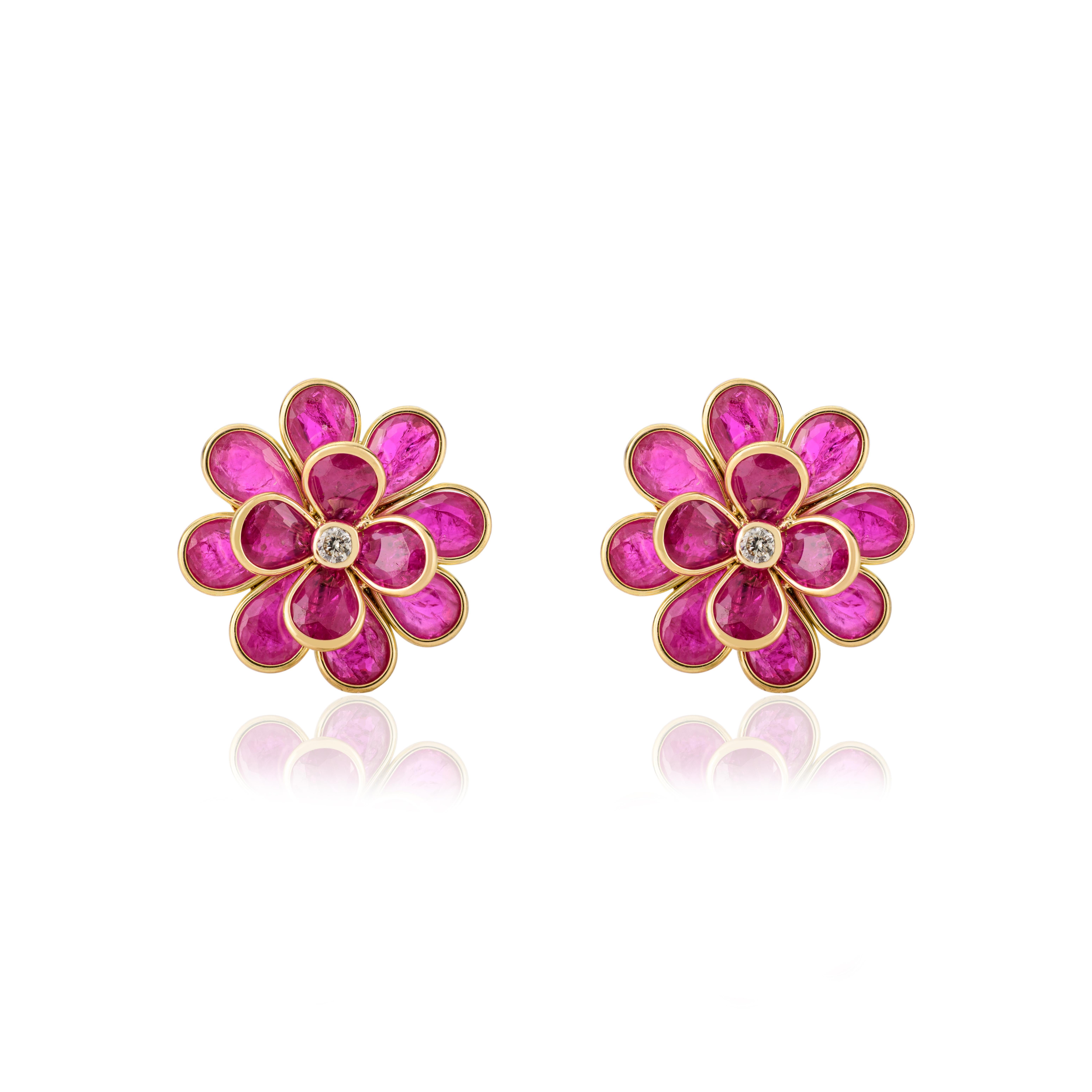 Moderne Clous d'oreilles fantaisie en or jaune massif 18 carats, rubis et fleur entourée de diamants en vente