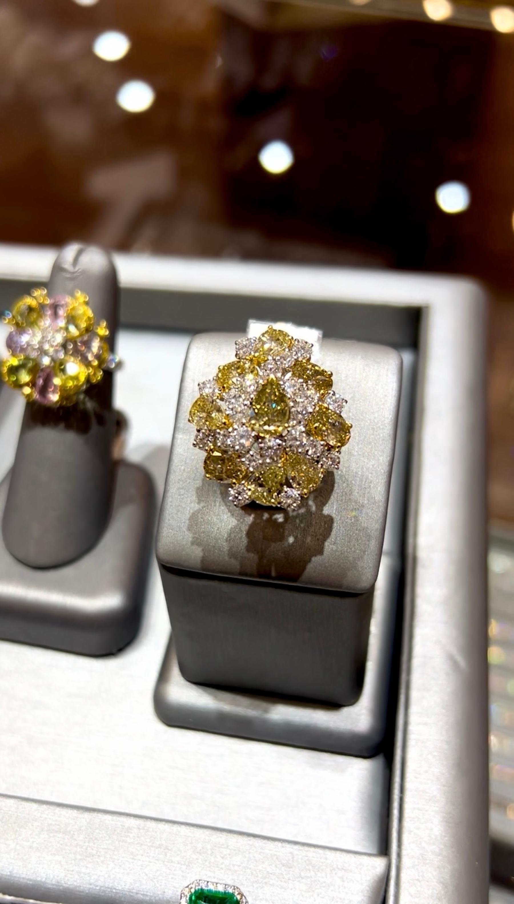 Statement-Cocktailring aus 18 Karat Weißgold mit 8,90 Karat gefärbten Diamanten (Moderne) im Angebot