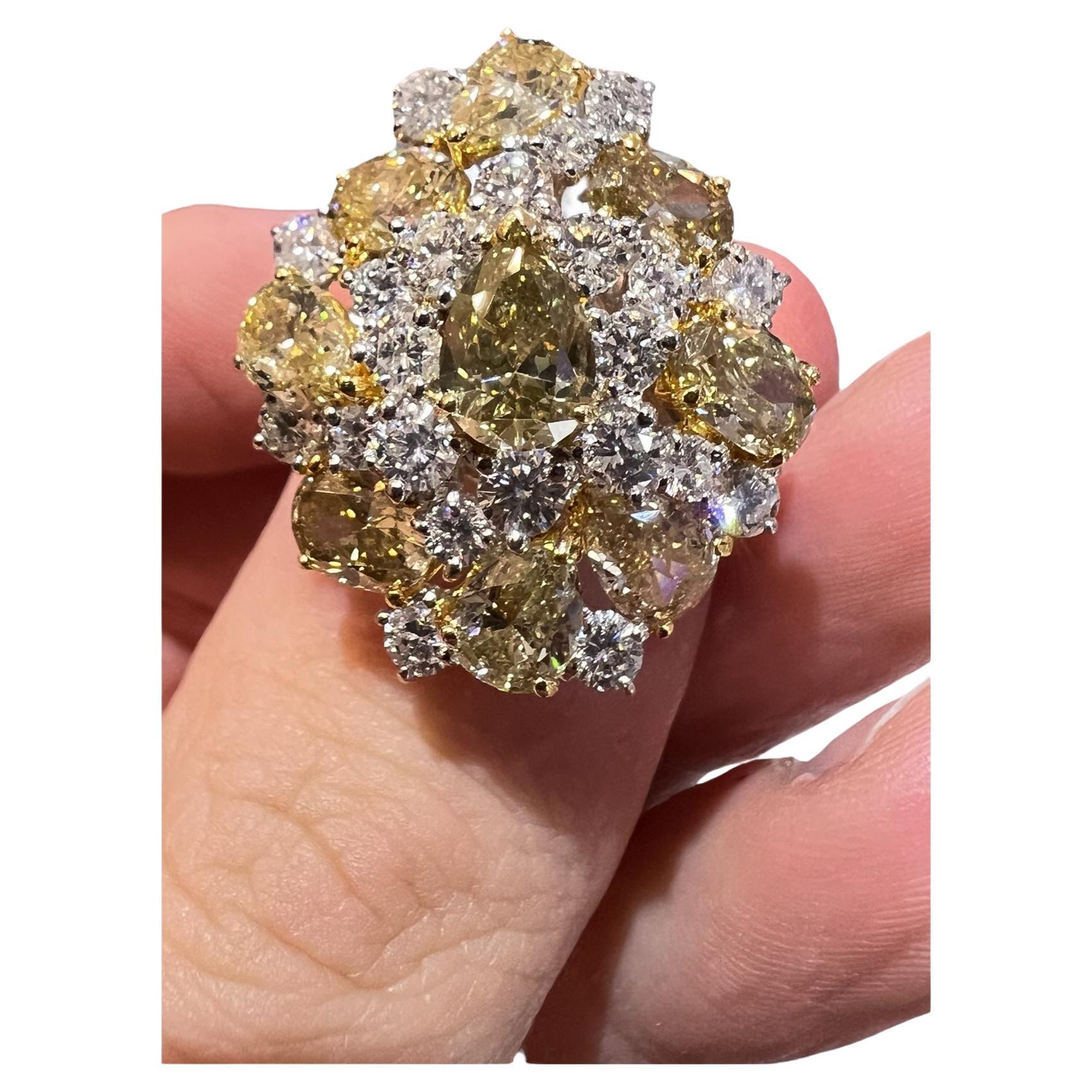 Statement-Cocktailring aus 18 Karat Weißgold mit 8,90 Karat gefärbten Diamanten