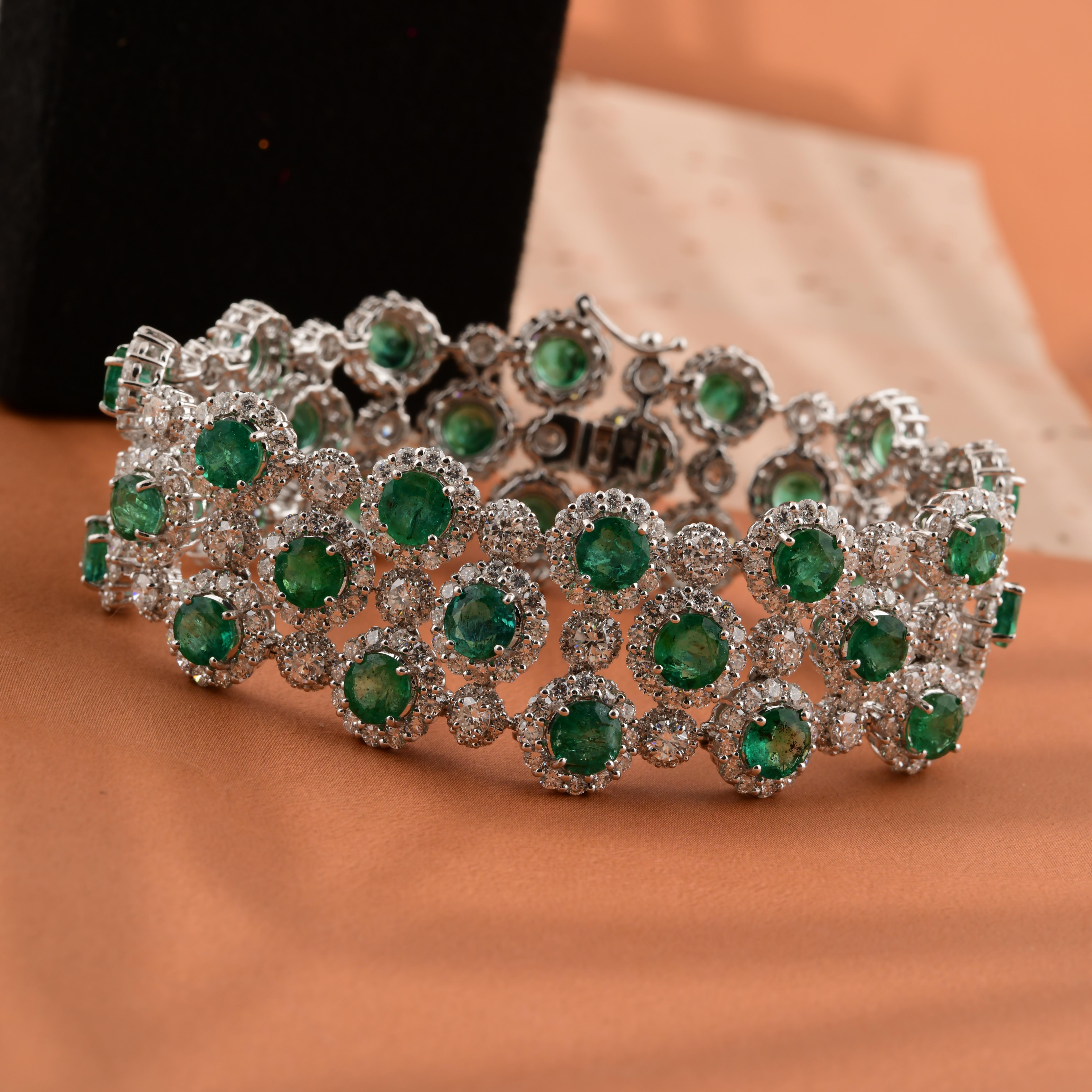 Declaración 19.55Ct Esmeralda 16.65Ct Diamante Halo Pulsera Ancha 14Kt Oro Blanco en Nuevo estado para la venta en Diera, Dubai