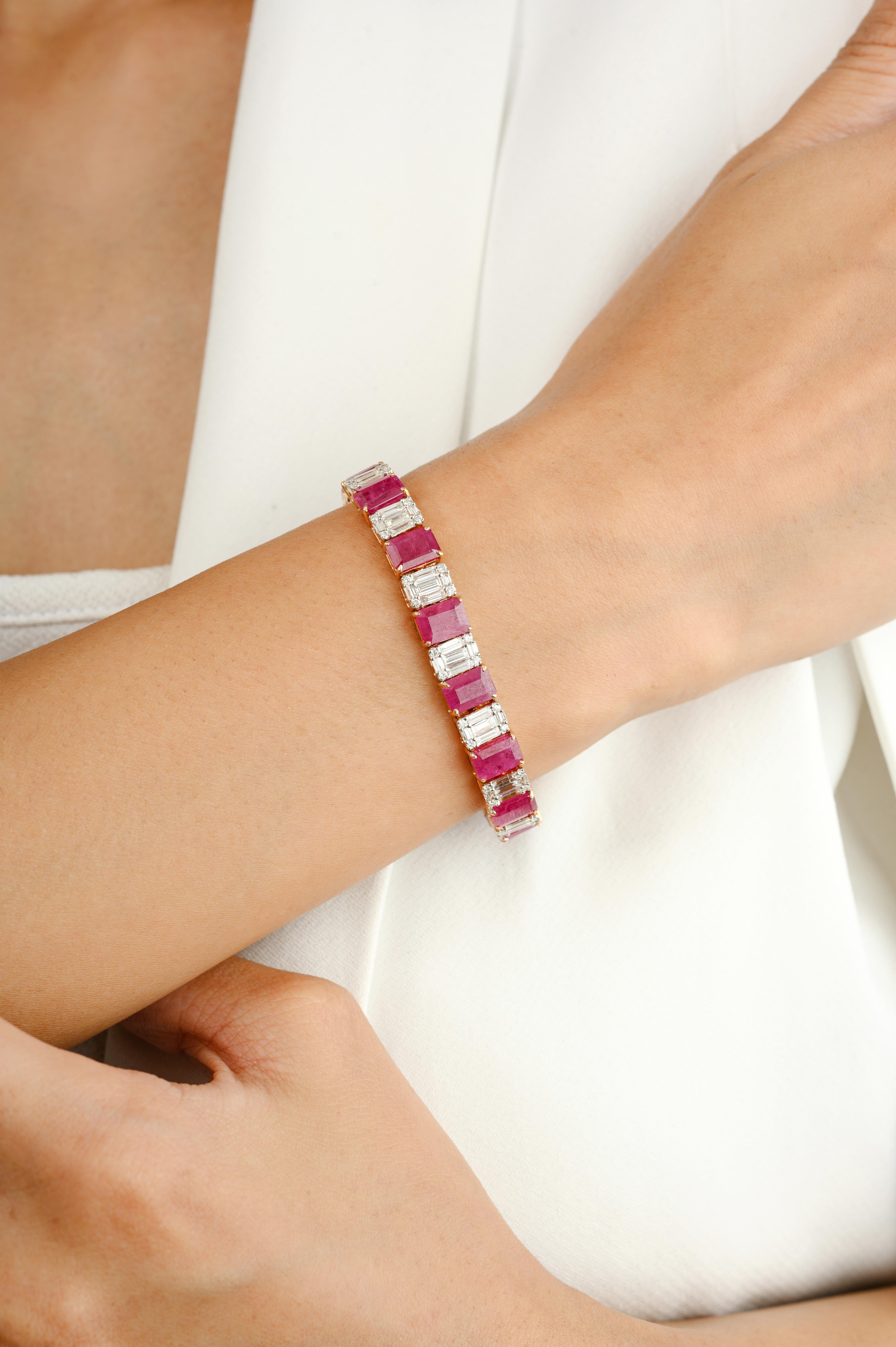 Dieses Statement 20,68 CTW Rubin-Diamant-Verlobungs-Tennisarmband aus 18 Karat Gold präsentiert einen unendlich funkelnden natürlichen Rubin von 20,68 Karat und Diamanten von 4,44 Karat. Es misst 7 Zoll in der Länge. 
Rubin verbessert die mentale