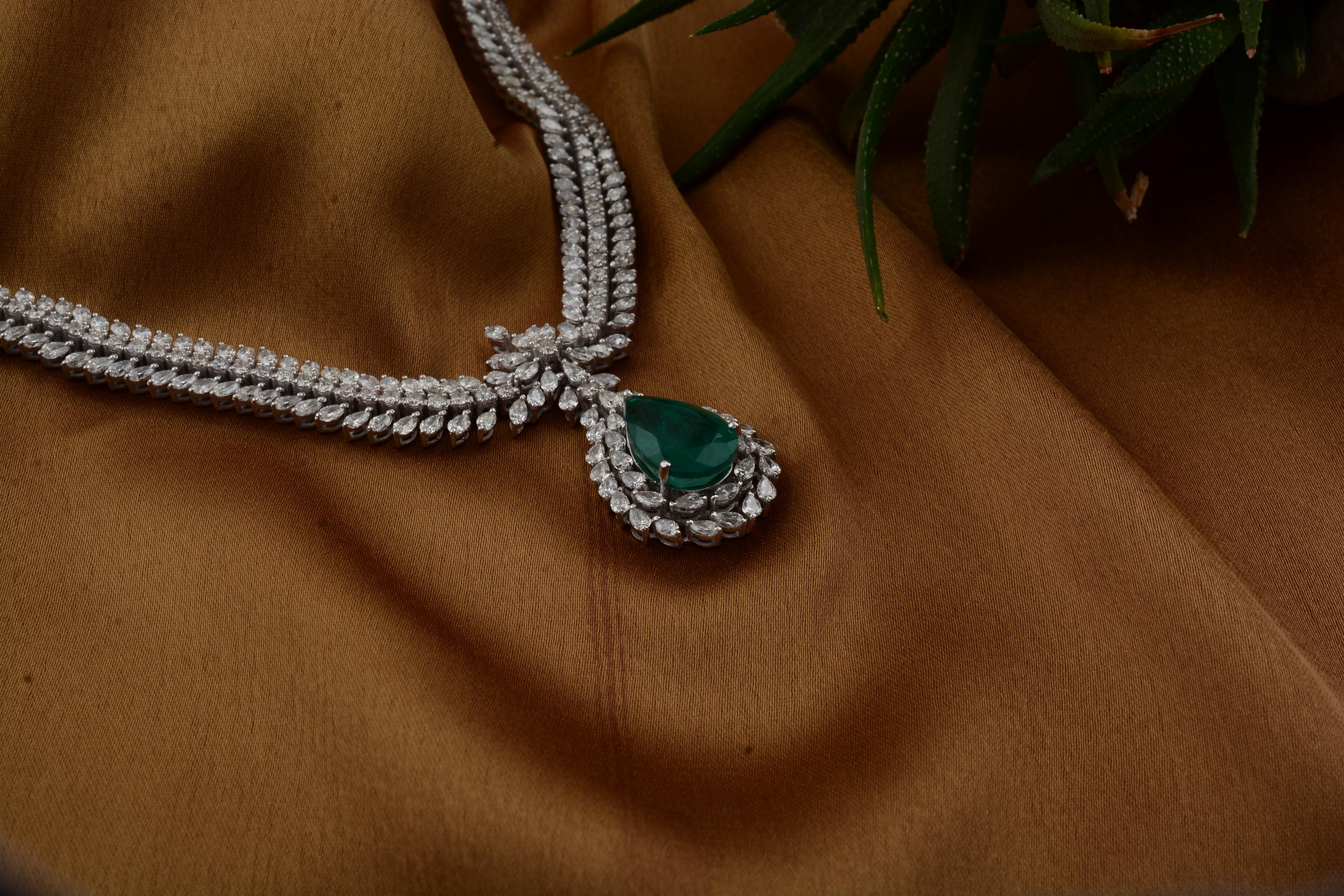 Dichiarazione 21.14Tcw Zambian Emerald Diamond Drop Collana nuziale in oro bianco 18 in vendita 1