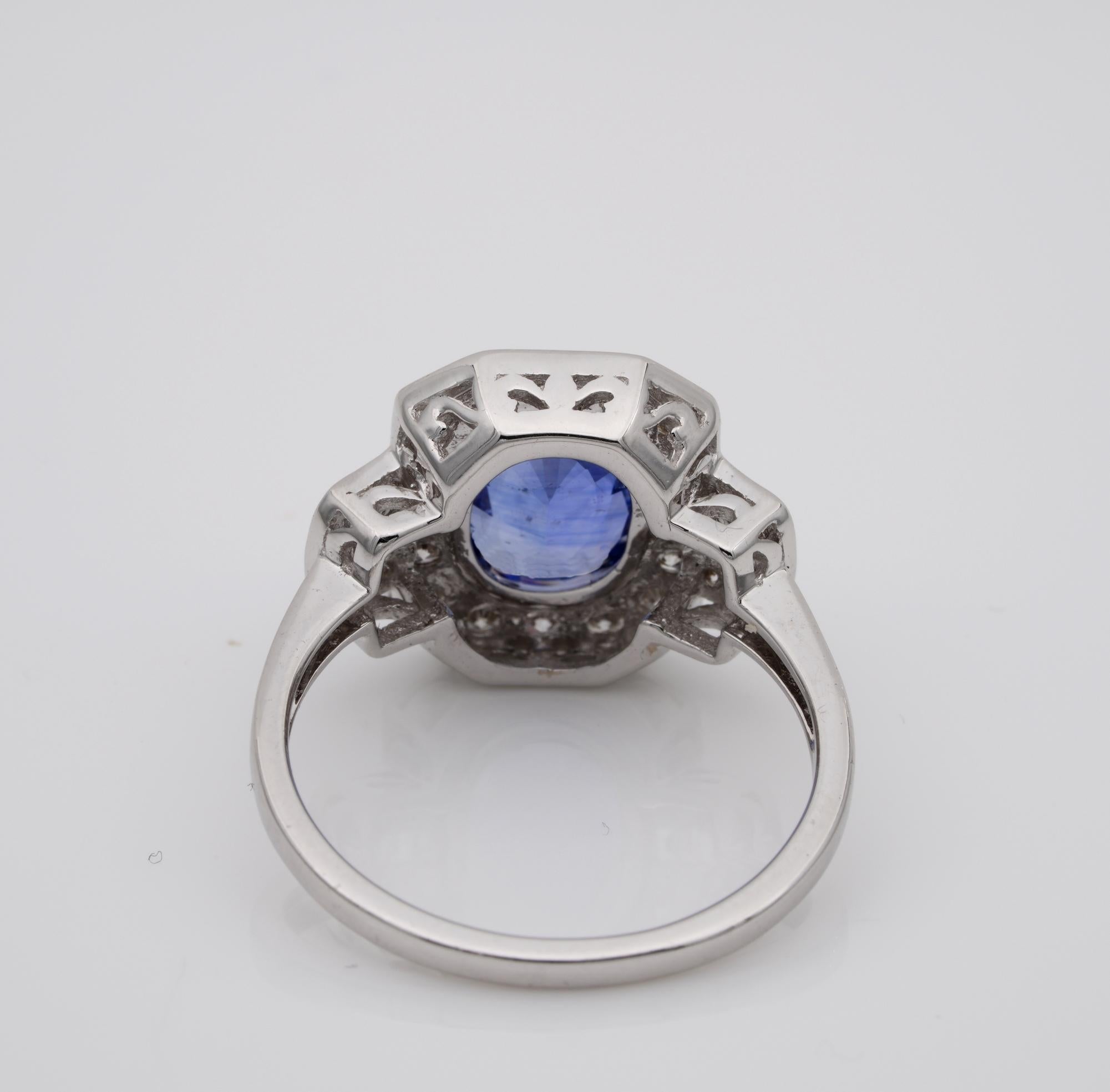 Statement 2.72 Ct Natural Ceylon Sapphire 1.10 Carat Diamond 18 Kt Vintage Ring In Good Condition In Napoli, IT