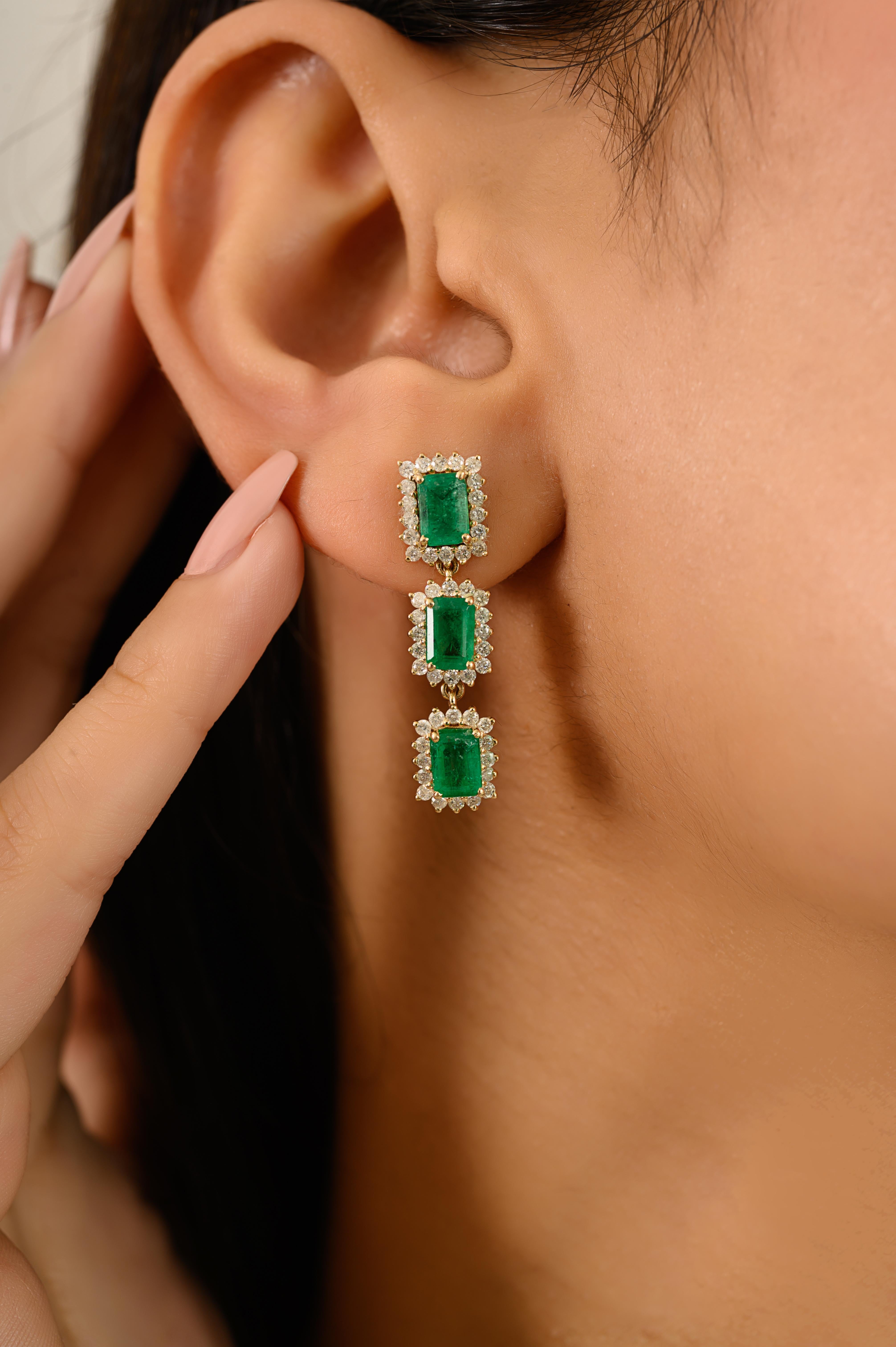 Boucles d'oreilles pendantes en or jaune 14k avec émeraude de 3,73 carats et diamants de 1,14 carat en vente 1