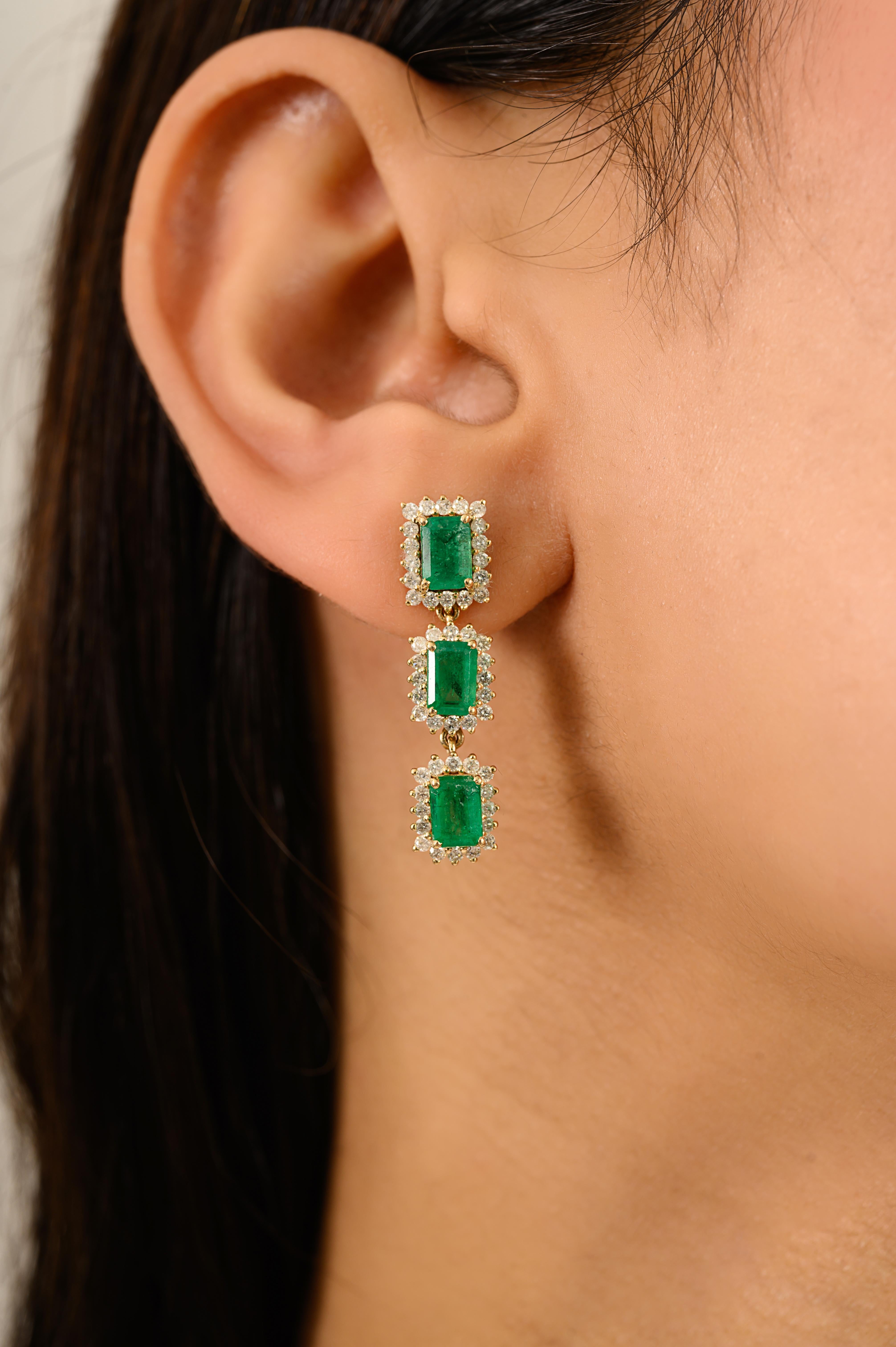 Boucles d'oreilles pendantes en or jaune 14k avec émeraude de 3,73 carats et diamants de 1,14 carat en vente 3