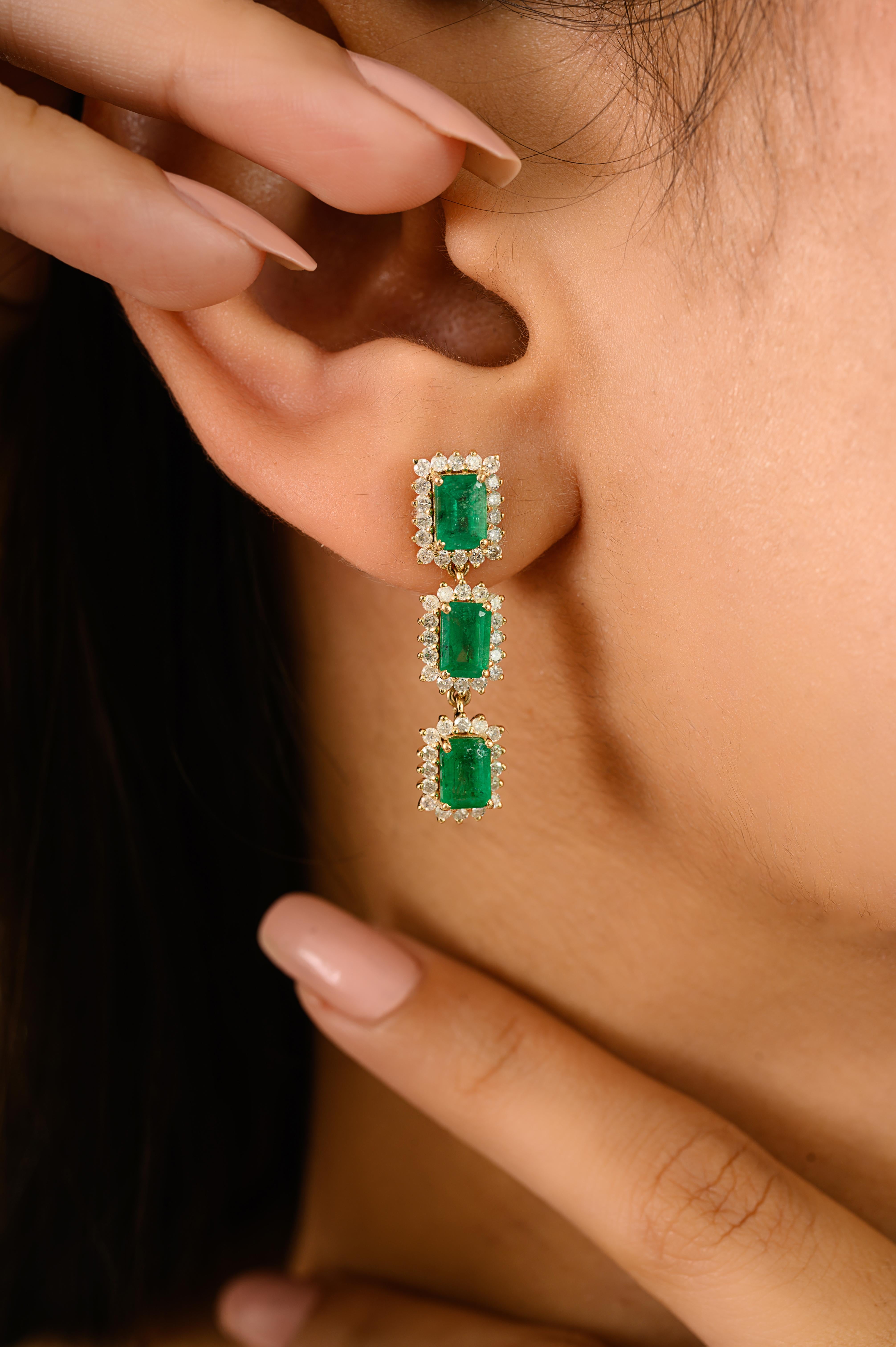 Taille octogone Boucles d'oreilles pendantes en or jaune 14k avec émeraude de 3,73 carats et diamants de 1,14 carat en vente