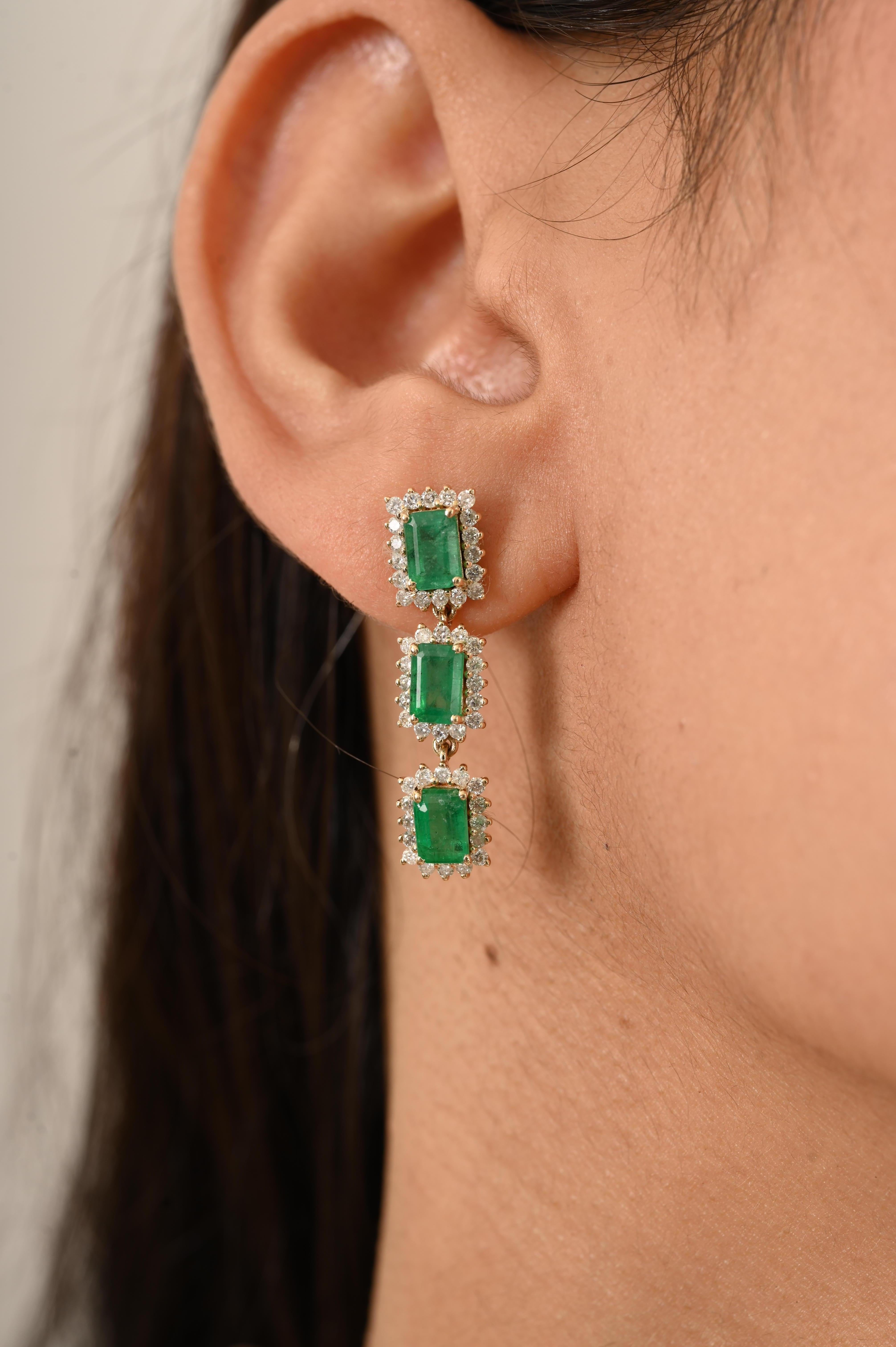 Statement 3.73Ct Emerald & 1.14Ct Diamonds Dangle Drop Earrings 14k Yellow Gold For Sale 2