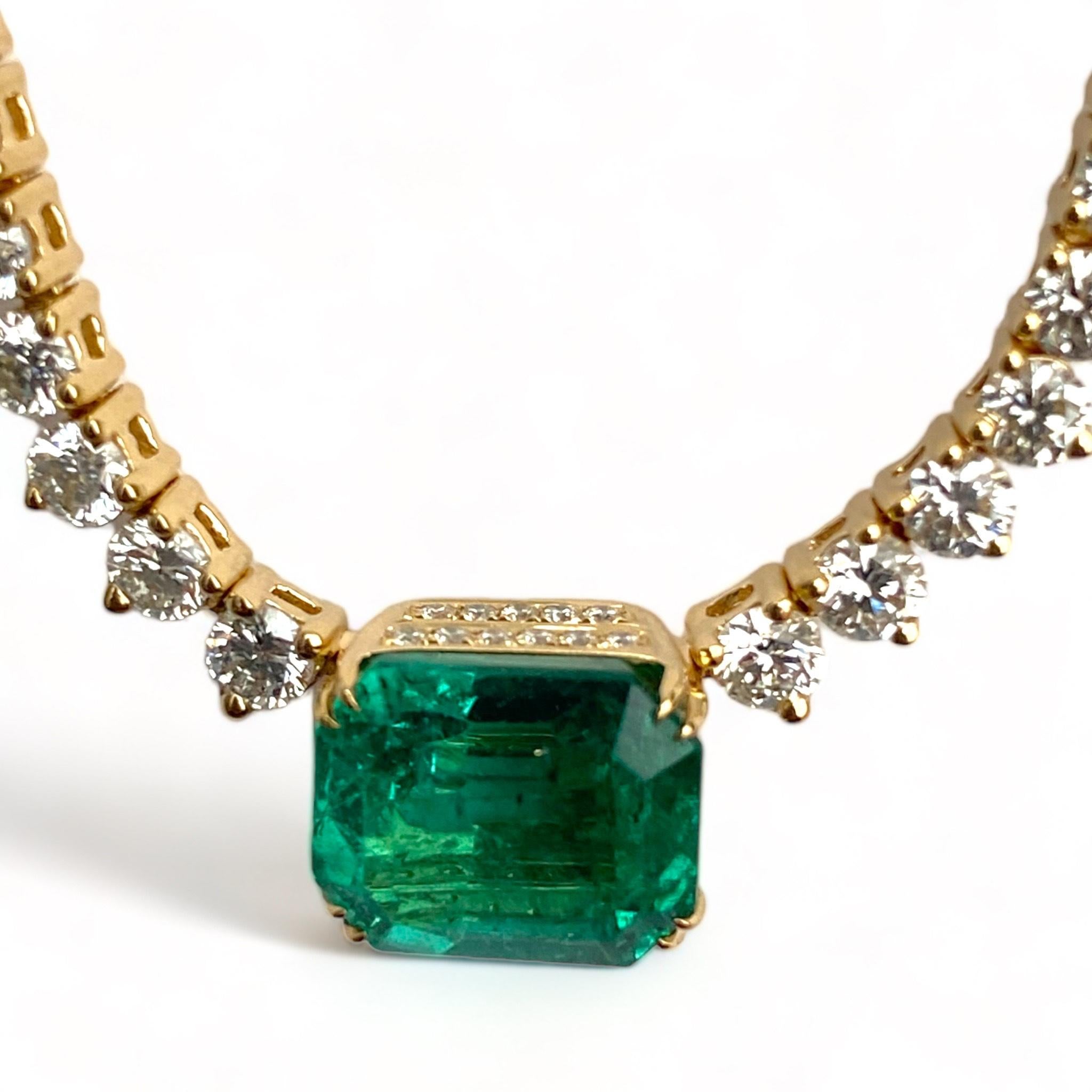 Statement 4 ct Emerald Cut Emerald and Graduated Diamond Necklace In New Condition For Sale In Houston, TX