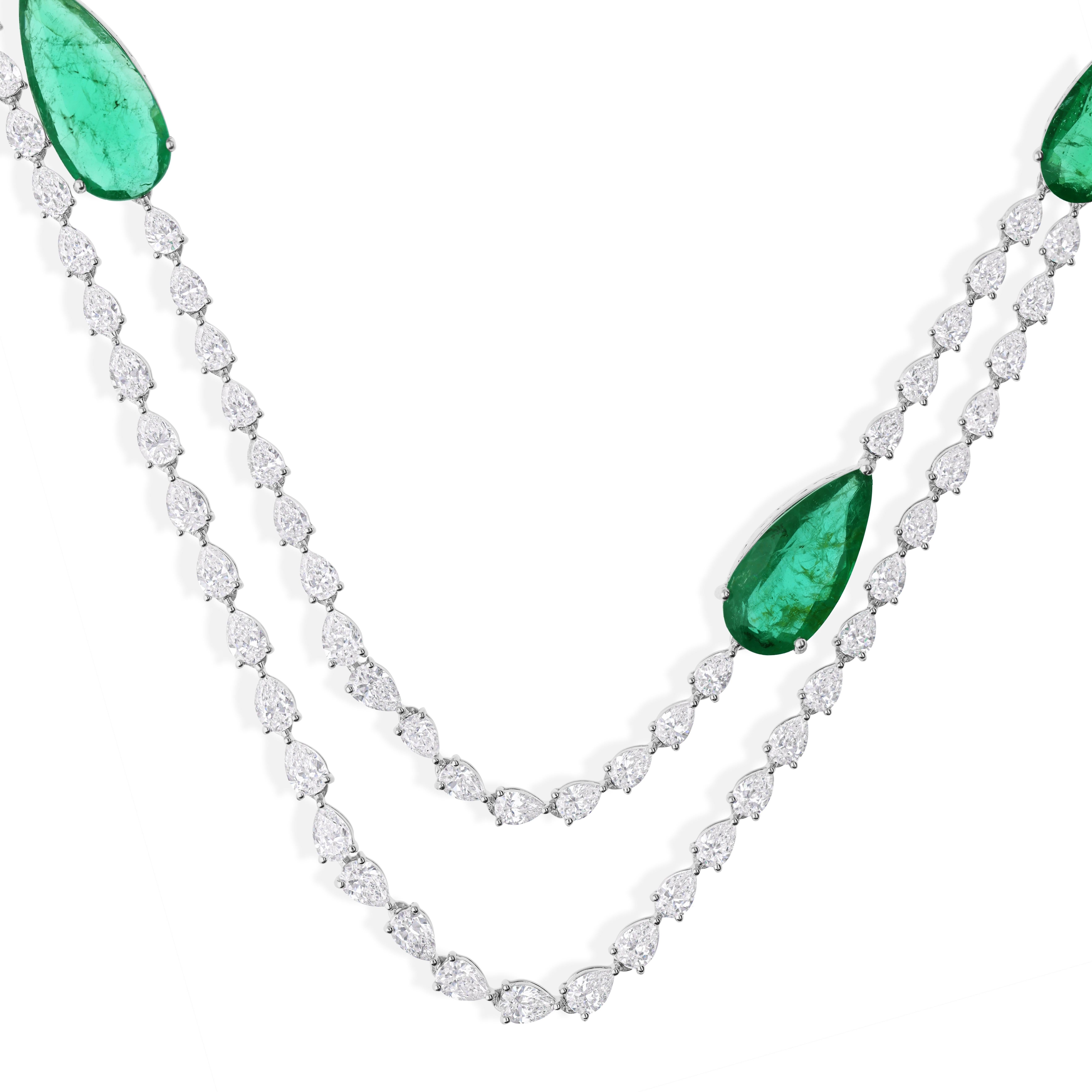Moderno Collana a doppio strato con diamante smeraldo 43.13Tcw in oro bianco 18 carati. in vendita