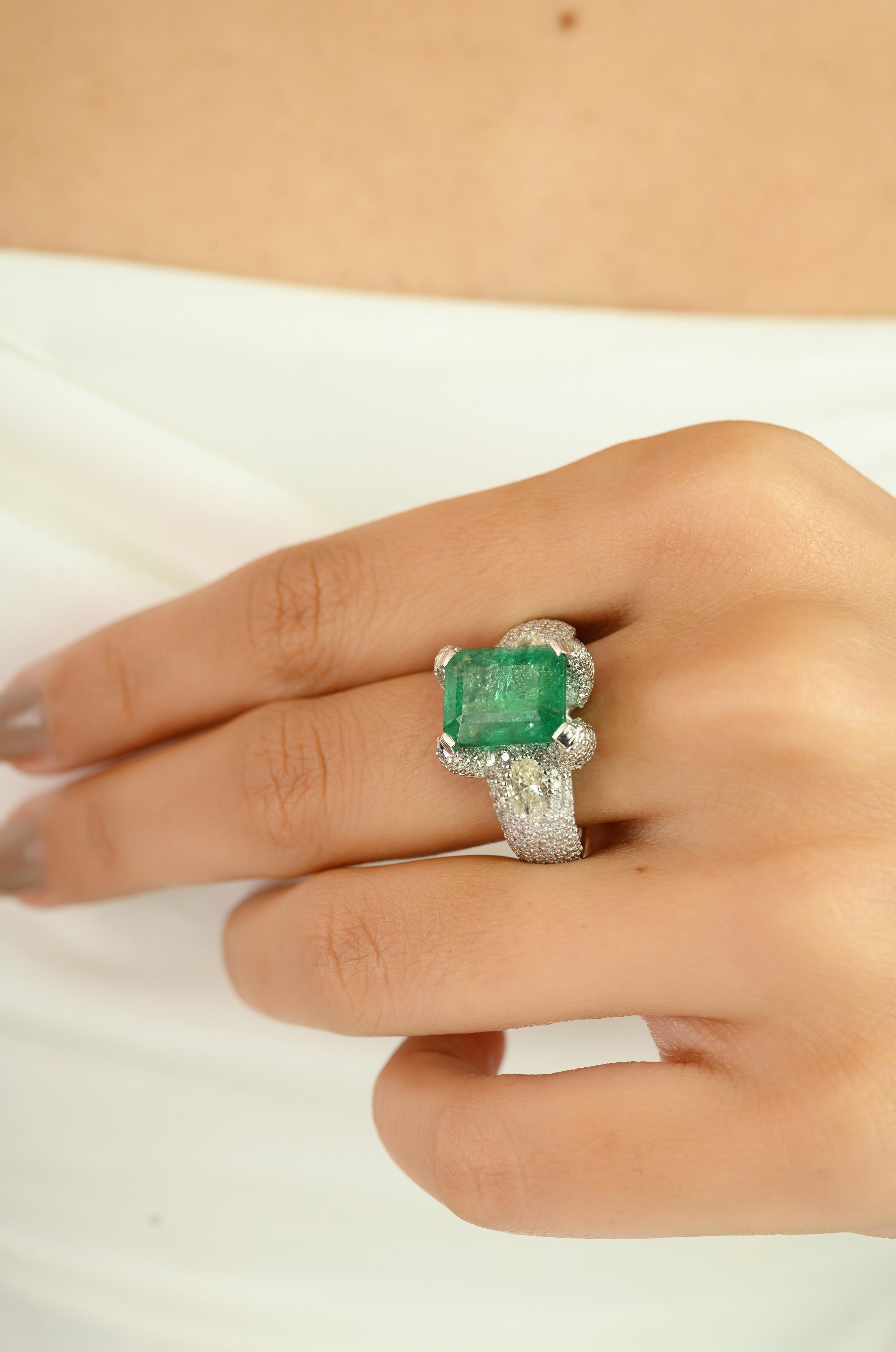 En vente :  Bague cocktail en or blanc 18k avec émeraude 4,55 CTW et diamant 2,24 CTW 4
