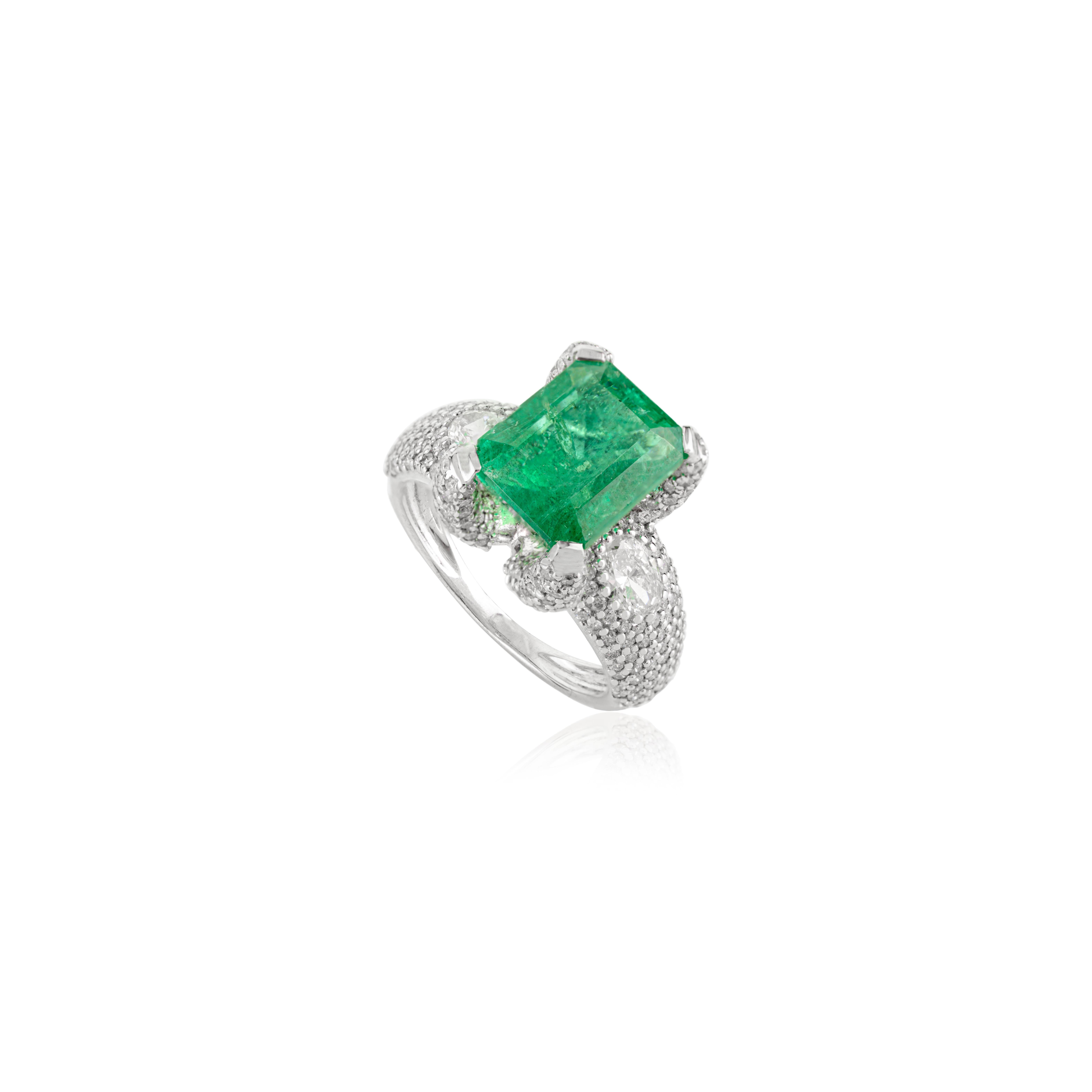 En vente :  Bague cocktail en or blanc 18k avec émeraude 4,55 CTW et diamant 2,24 CTW 5