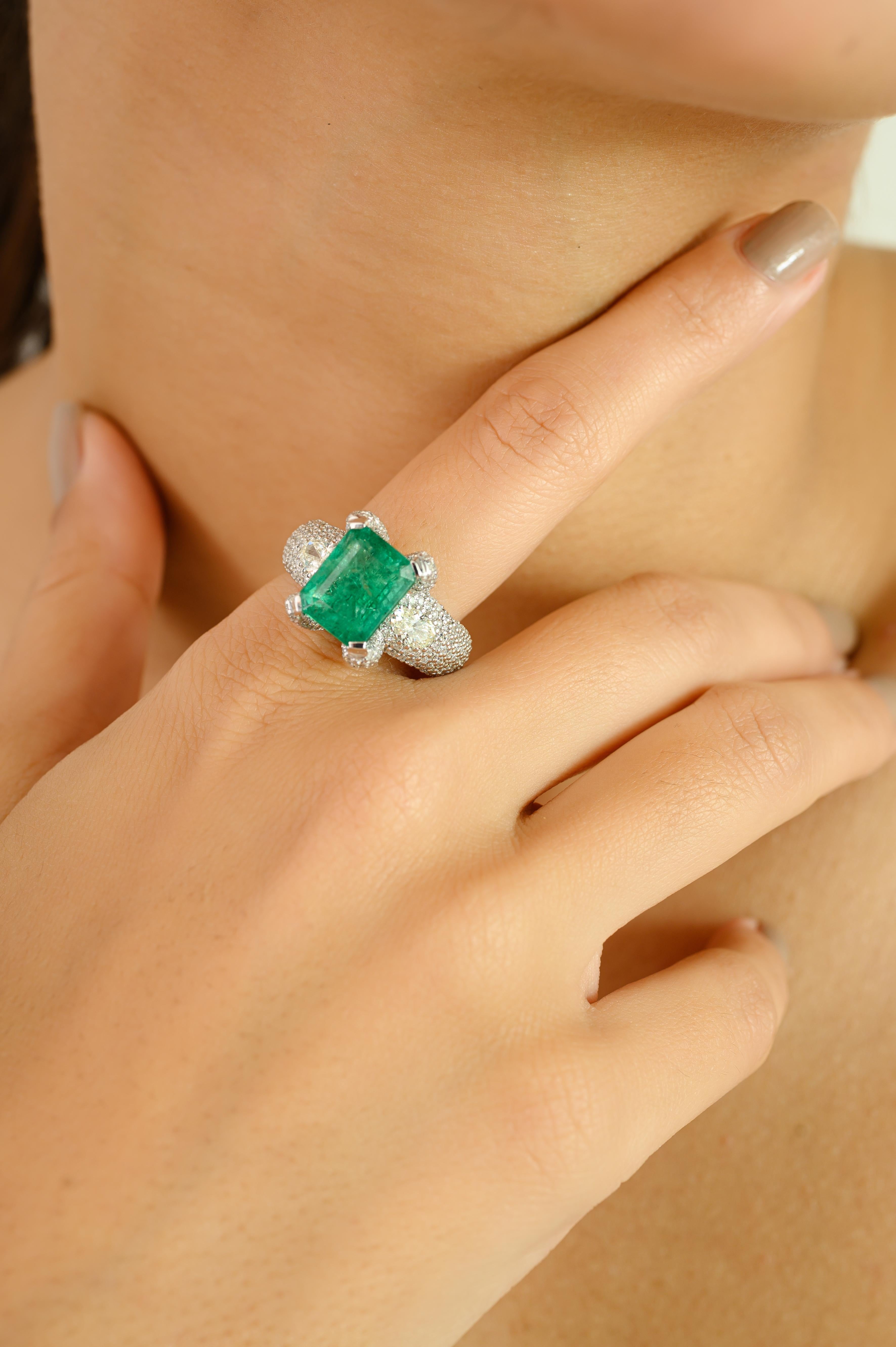 En vente :  Bague cocktail en or blanc 18k avec émeraude 4,55 CTW et diamant 2,24 CTW 8