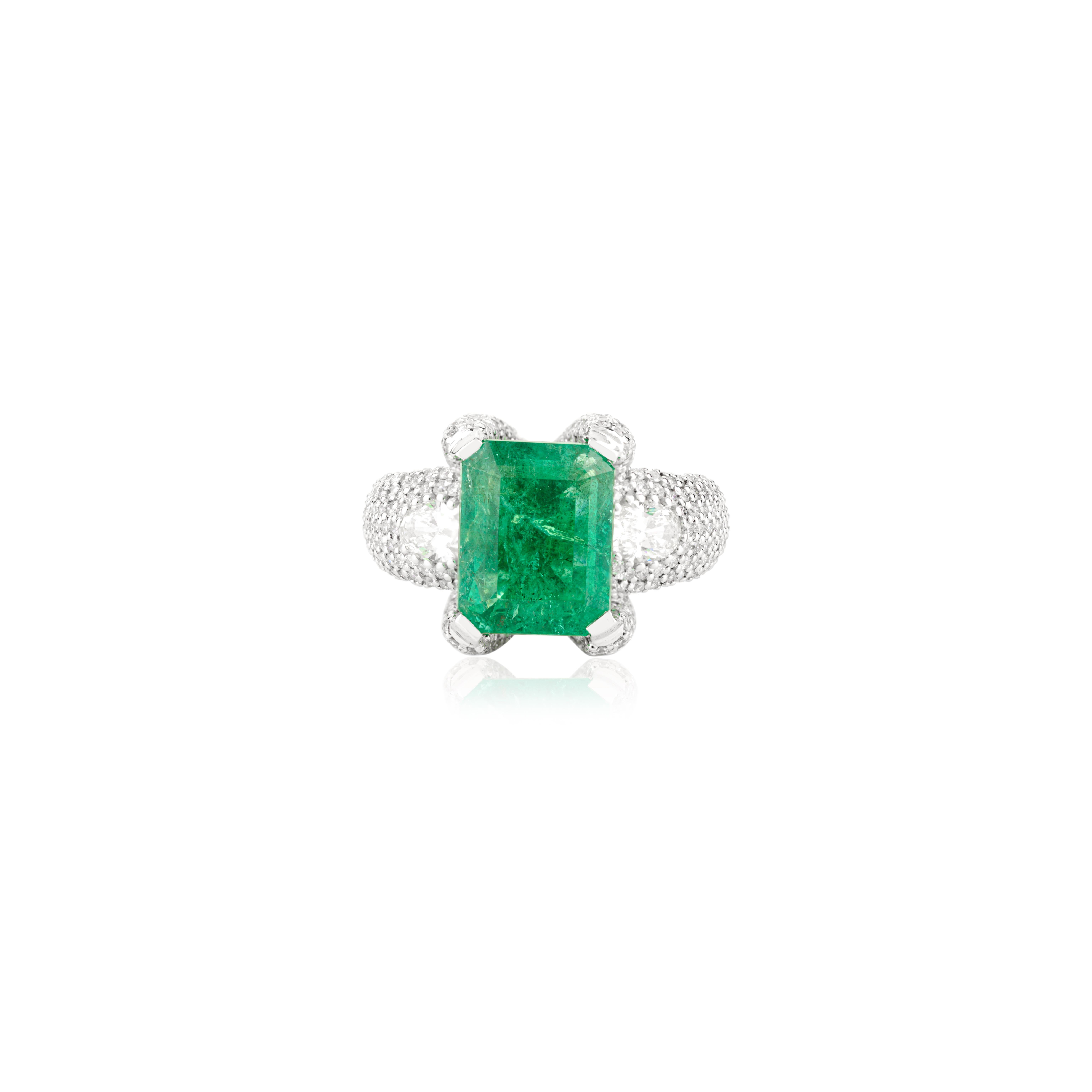 En vente :  Bague cocktail en or blanc 18k avec émeraude 4,55 CTW et diamant 2,24 CTW 9