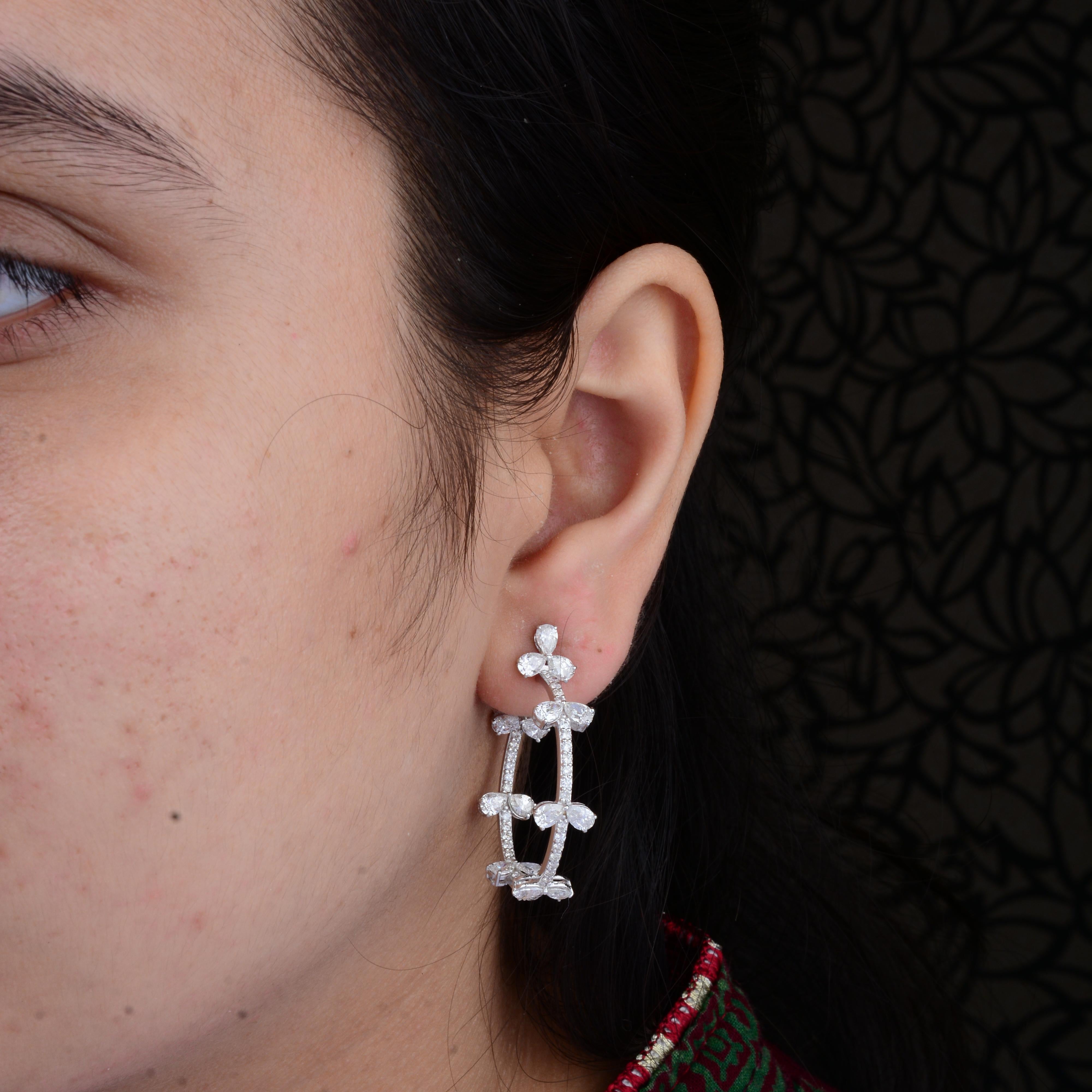 Questi orecchini a cerchio in oro bianco 18 carati con diamanti SI/H da 5,16 carati sono caratterizzati da uno splendido design ispirato alle foglie, dove piccoli diamanti sono incastonati in delicati grappoli intorno a una classica forma a cerchio.