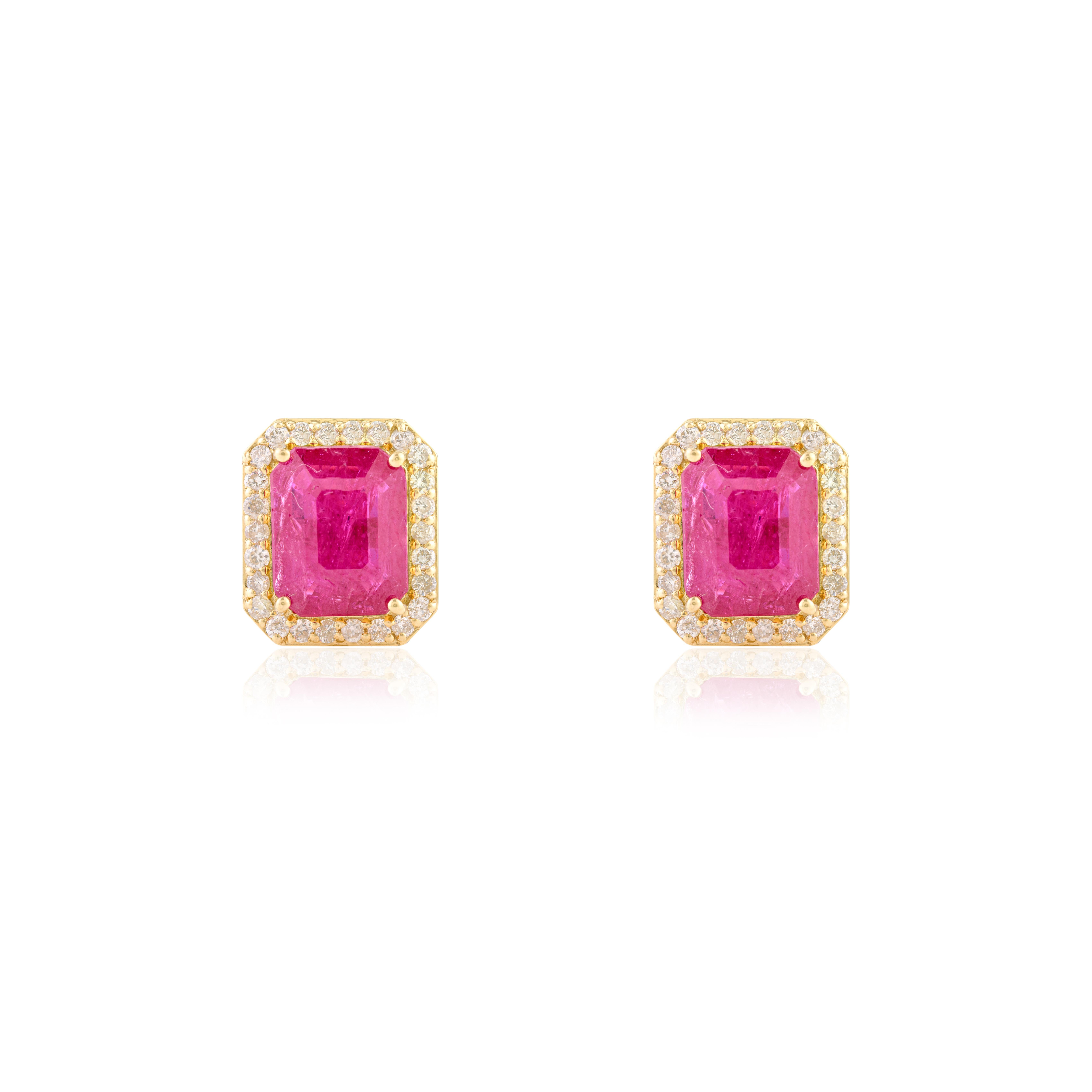 Art déco Clous d'oreilles d'affirmation en or jaune massif 18 carats avec rubis et halo de diamants 5,93 carats en vente