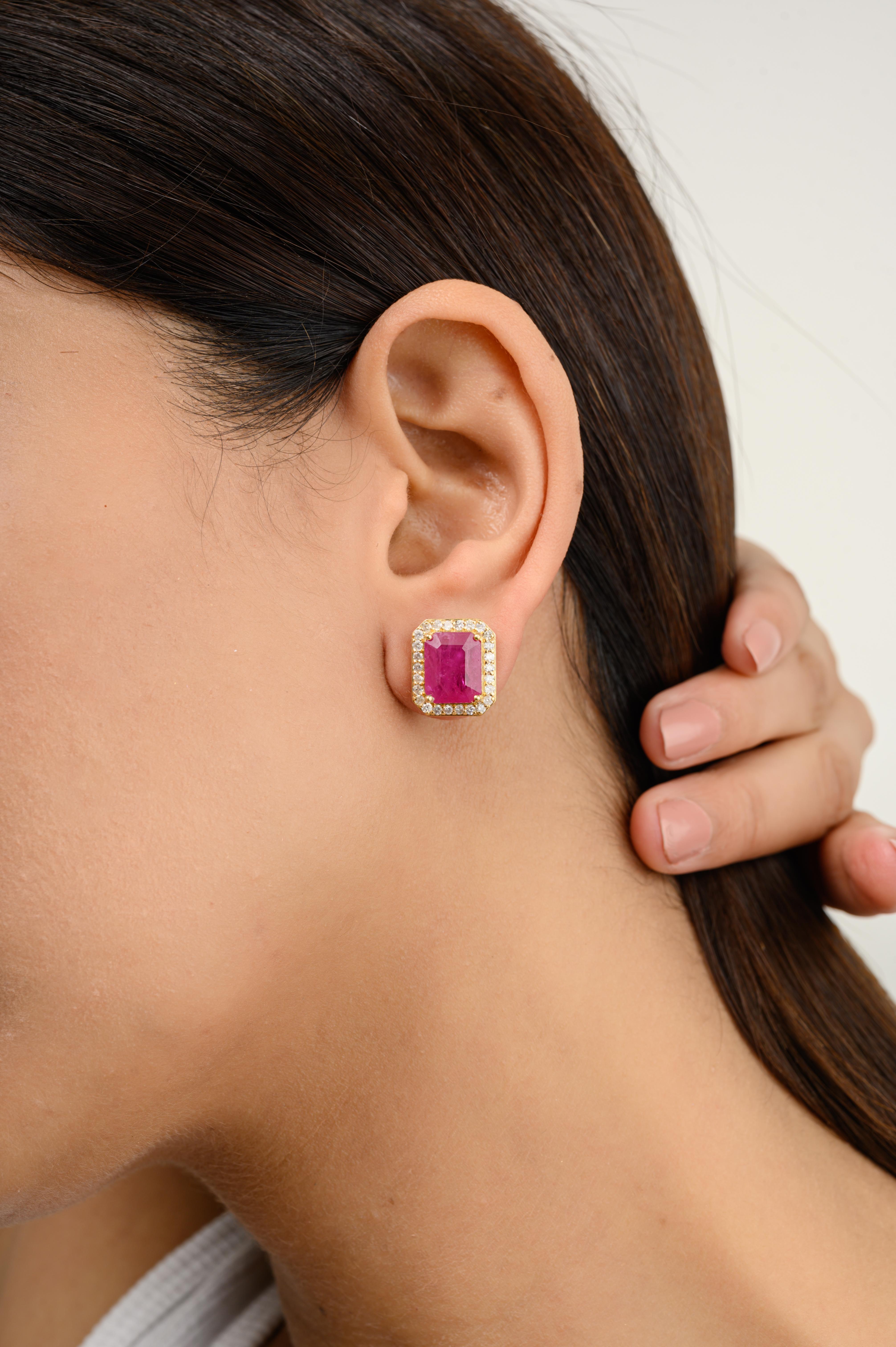 Taille octogone Clous d'oreilles d'affirmation en or jaune massif 18 carats avec rubis et halo de diamants 5,93 carats en vente