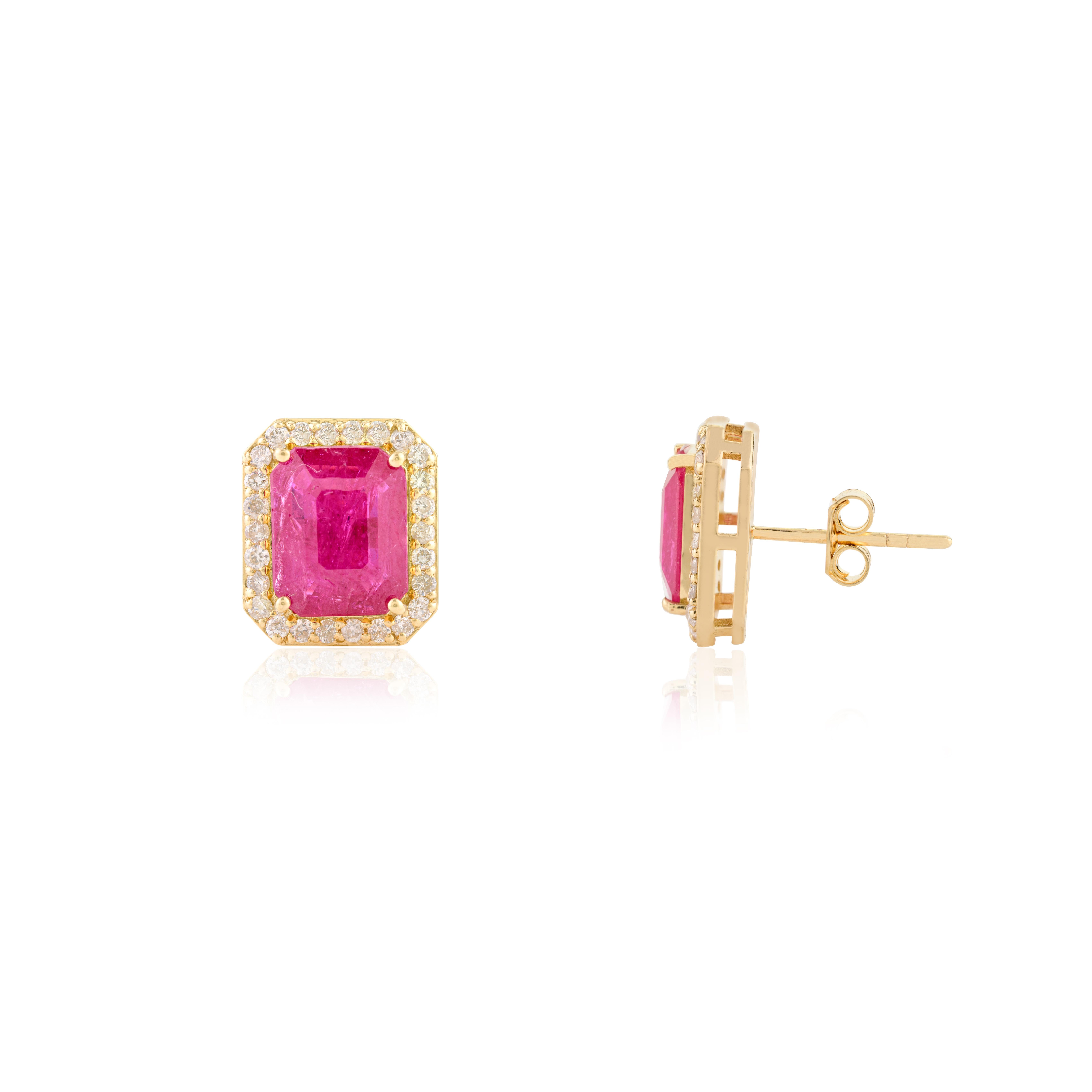 Clous d'oreilles d'affirmation en or jaune massif 18 carats avec rubis et halo de diamants 5,93 carats Neuf - En vente à New York, NY