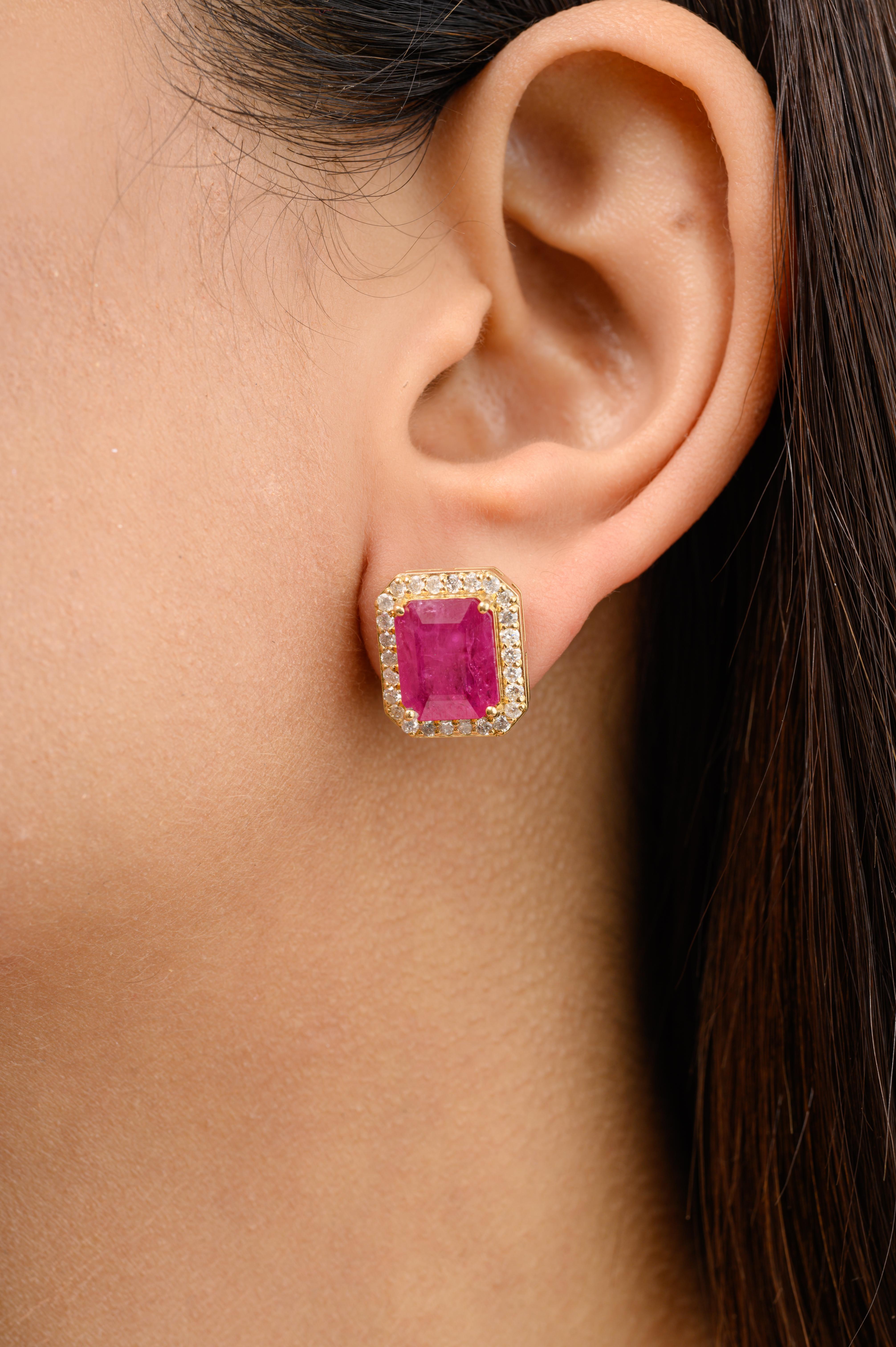 Clous d'oreilles d'affirmation en or jaune massif 18 carats avec rubis et halo de diamants 5,93 carats Pour femmes en vente