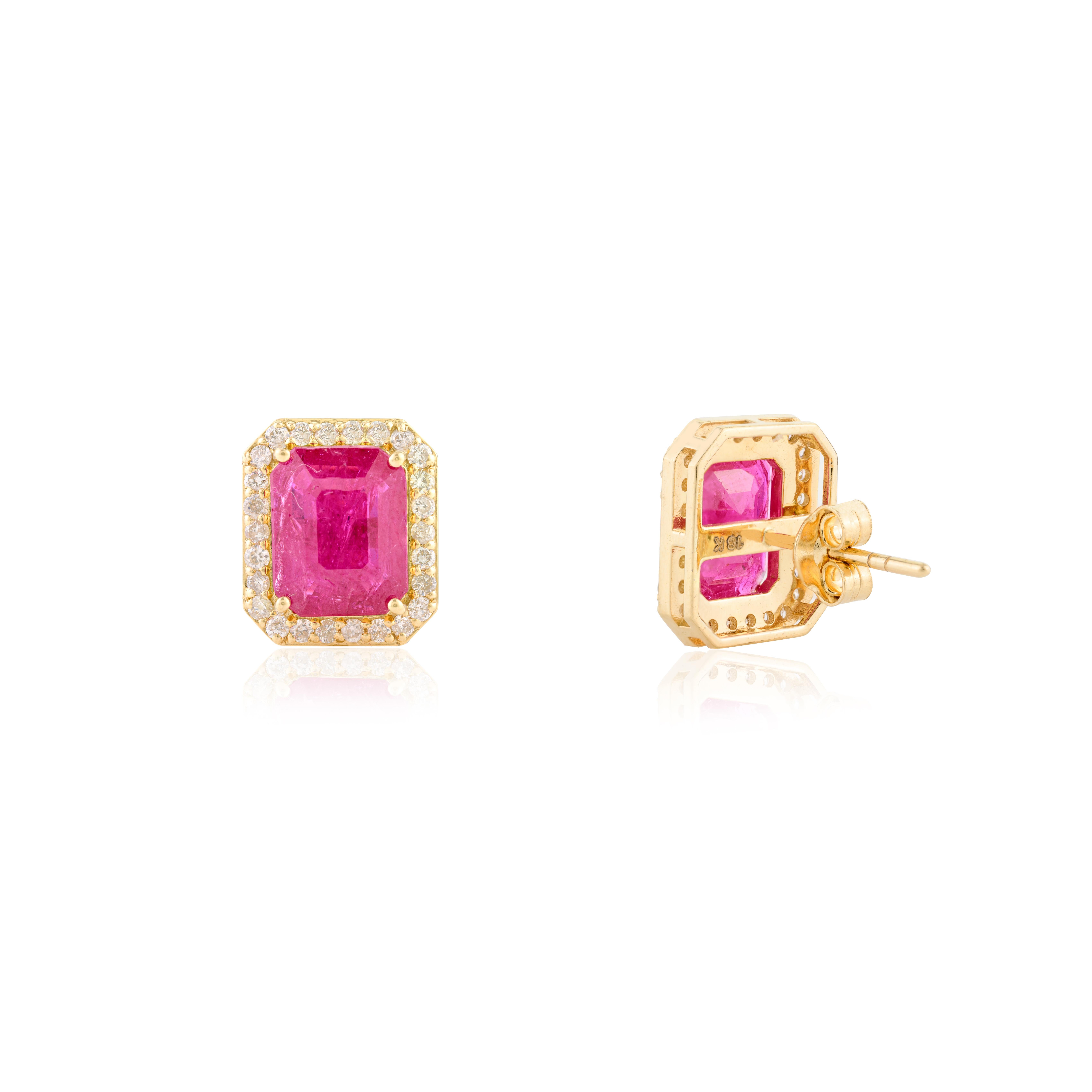 Clous d'oreilles d'affirmation en or jaune massif 18 carats avec rubis et halo de diamants 5,93 carats en vente 1