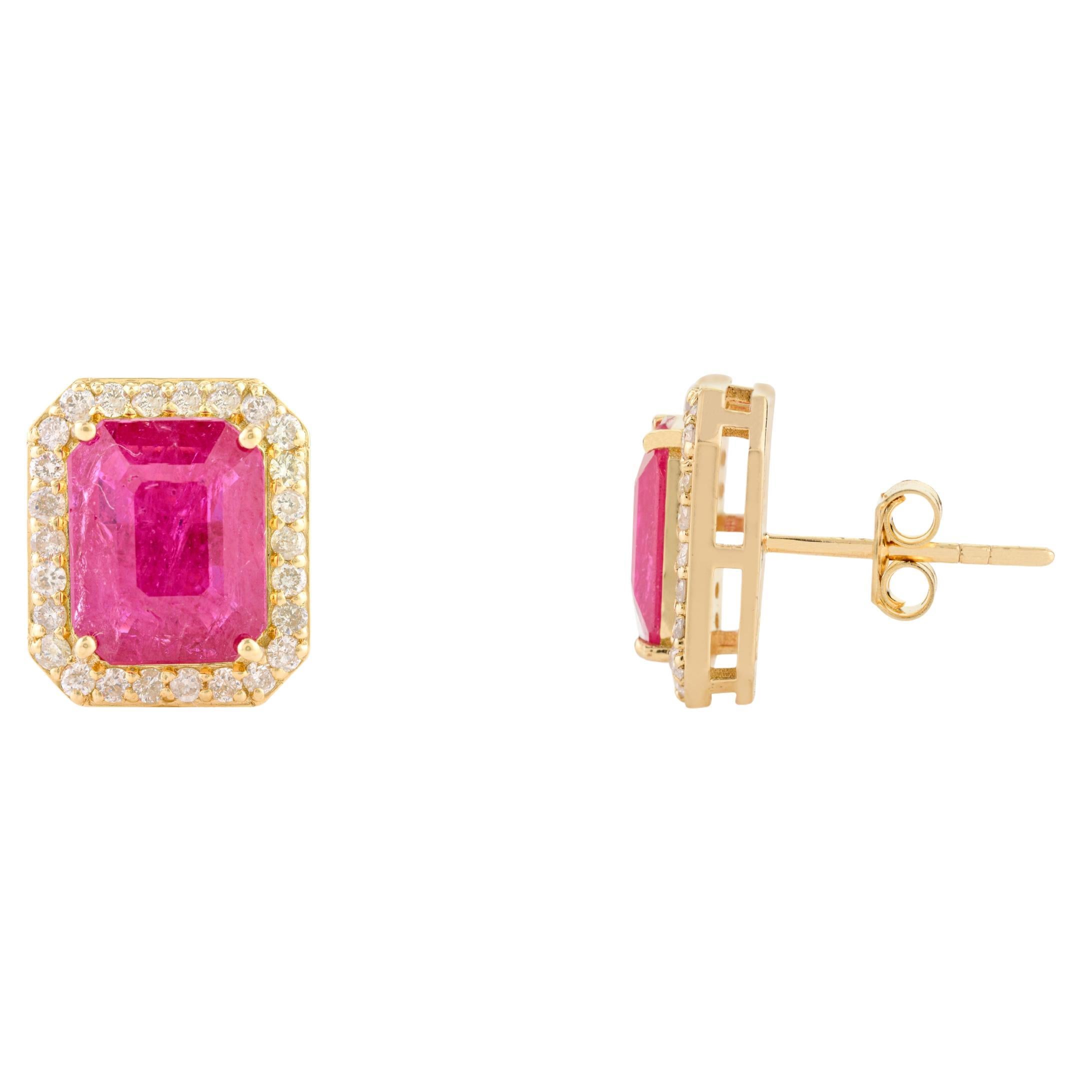 Clous d'oreilles d'affirmation en or jaune massif 18 carats avec rubis et halo de diamants 5,93 carats en vente