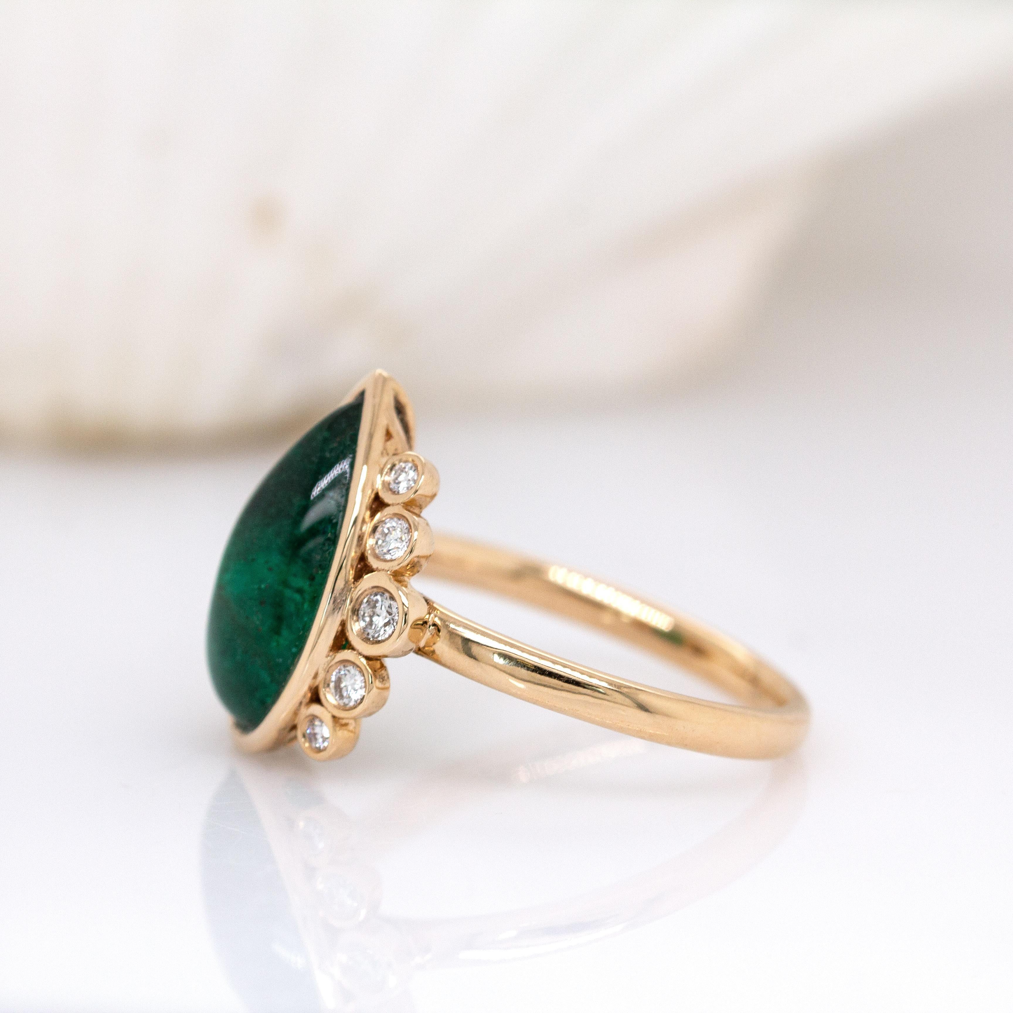 Taille poire Bague d'émeraude zambienne de 5cts avec diamants naturels : Or jaune massif 14K en vente