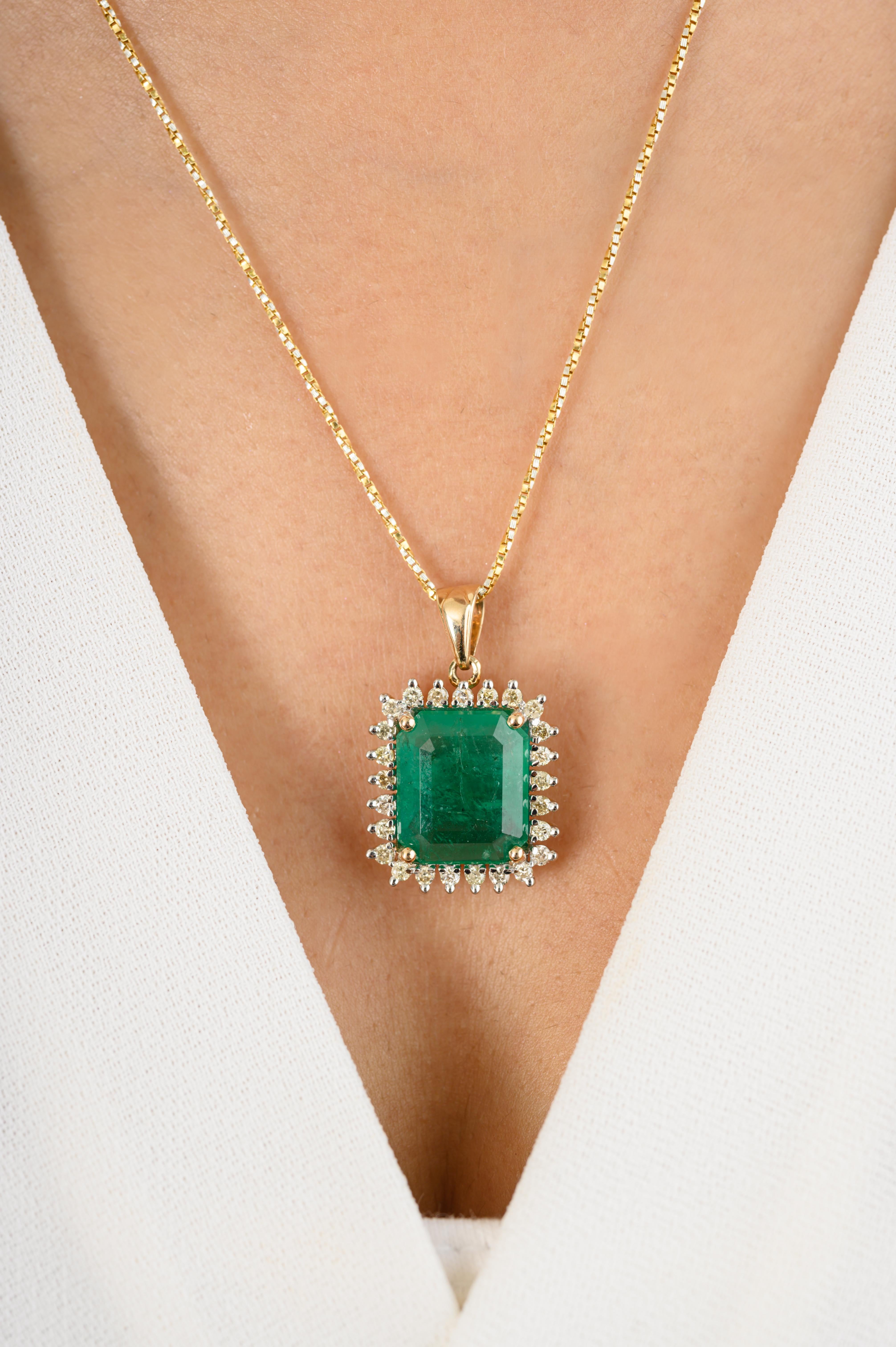 Pendentif en or 14 carats avec émeraude octogonale et diamants, d'une valeur de 6,04 CTW. Ce superbe bijou rehausse instantanément un look décontracté ou une tenue habillée. 
L'émeraude renforce les capacités intellectuelles de la personne.
Conçu