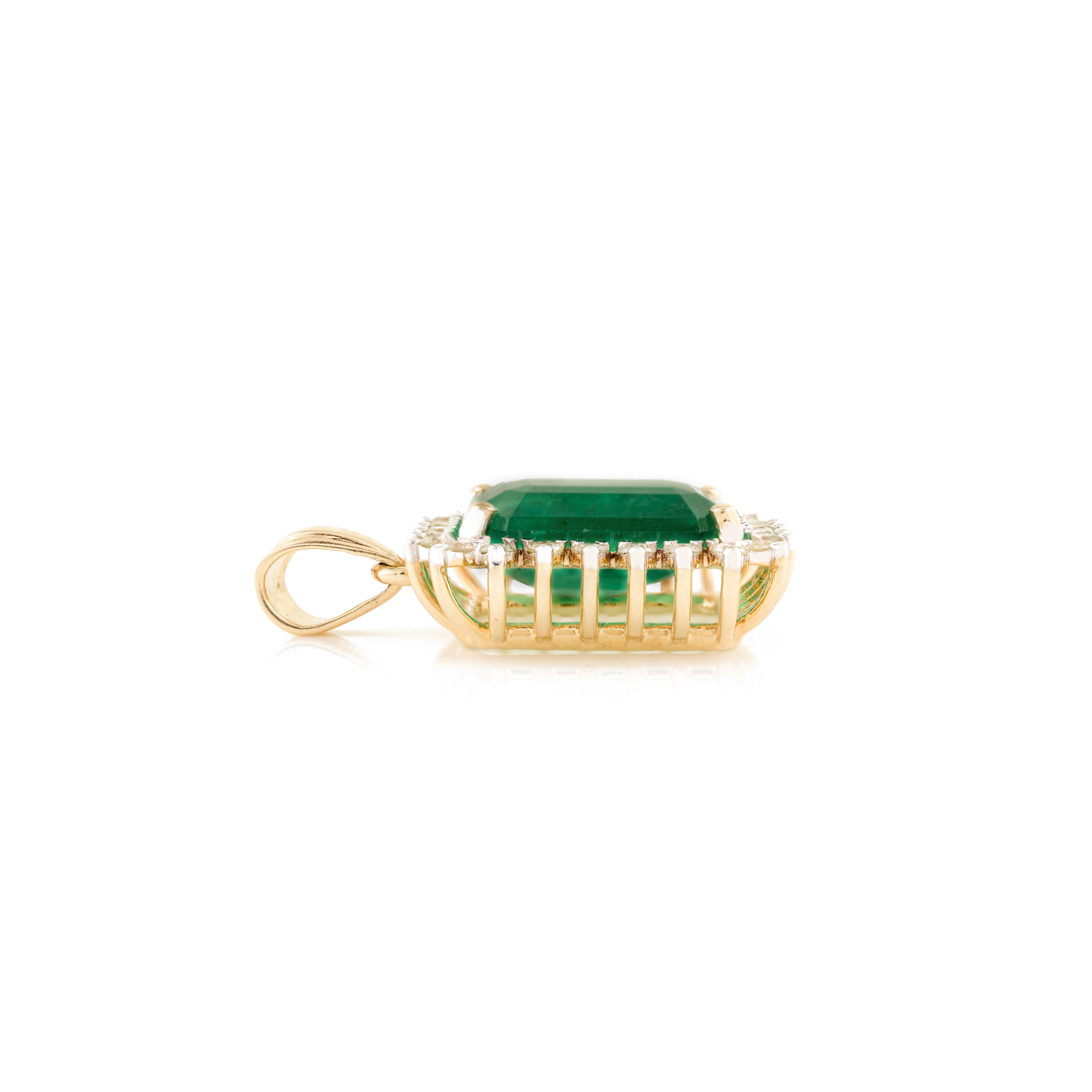 Pendentif d'affirmation 6,04 carats, émeraude octogonale halo de diamants en or jaune massif 14 carats en vente 1